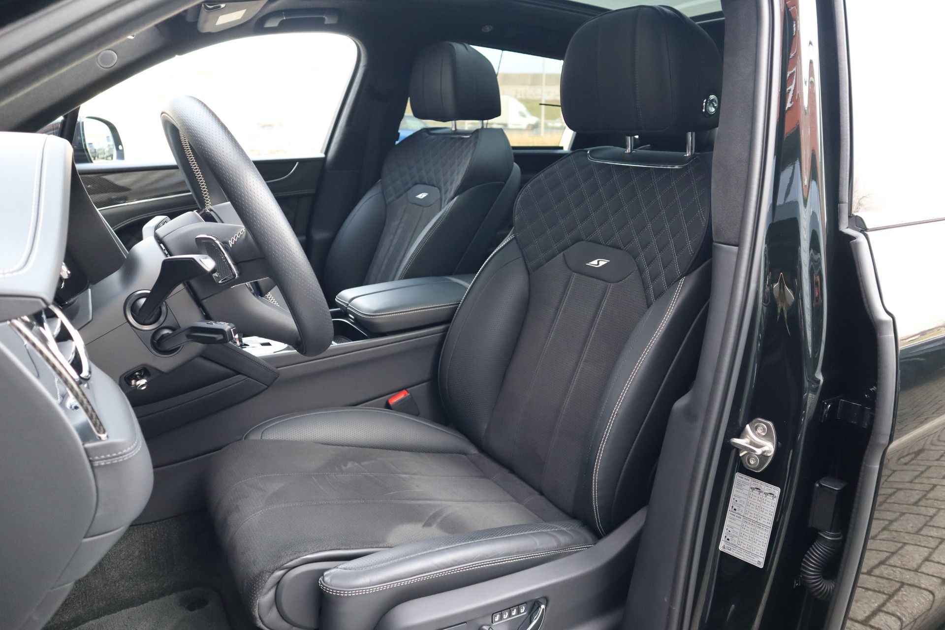 Afbeelding Bentley Bentayga S 4.0 V8 | Mulliner, Naim Audio, Carbon interieur, Massage, Nachtzicht, Panoramadak, Zitklima, Stuurverwarming, Trekhaak, Zonweringspakket