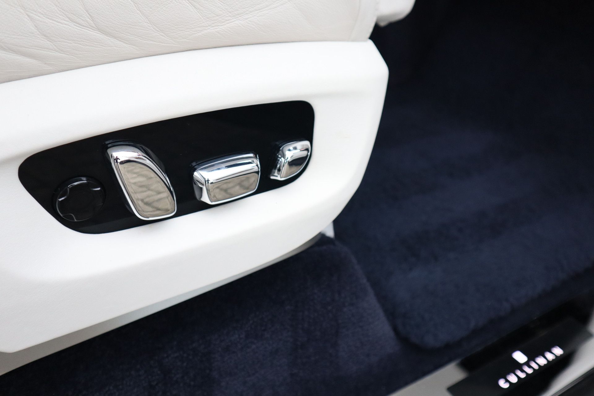 Afbeelding Rolls-Royce Cullinan 6.75 V12 | Bespoke Audio, Massage, Entertainment, Nachtzicht, Panoramadak, Trekhaak, Stoelverwarming, Stuurverwarming, ACC