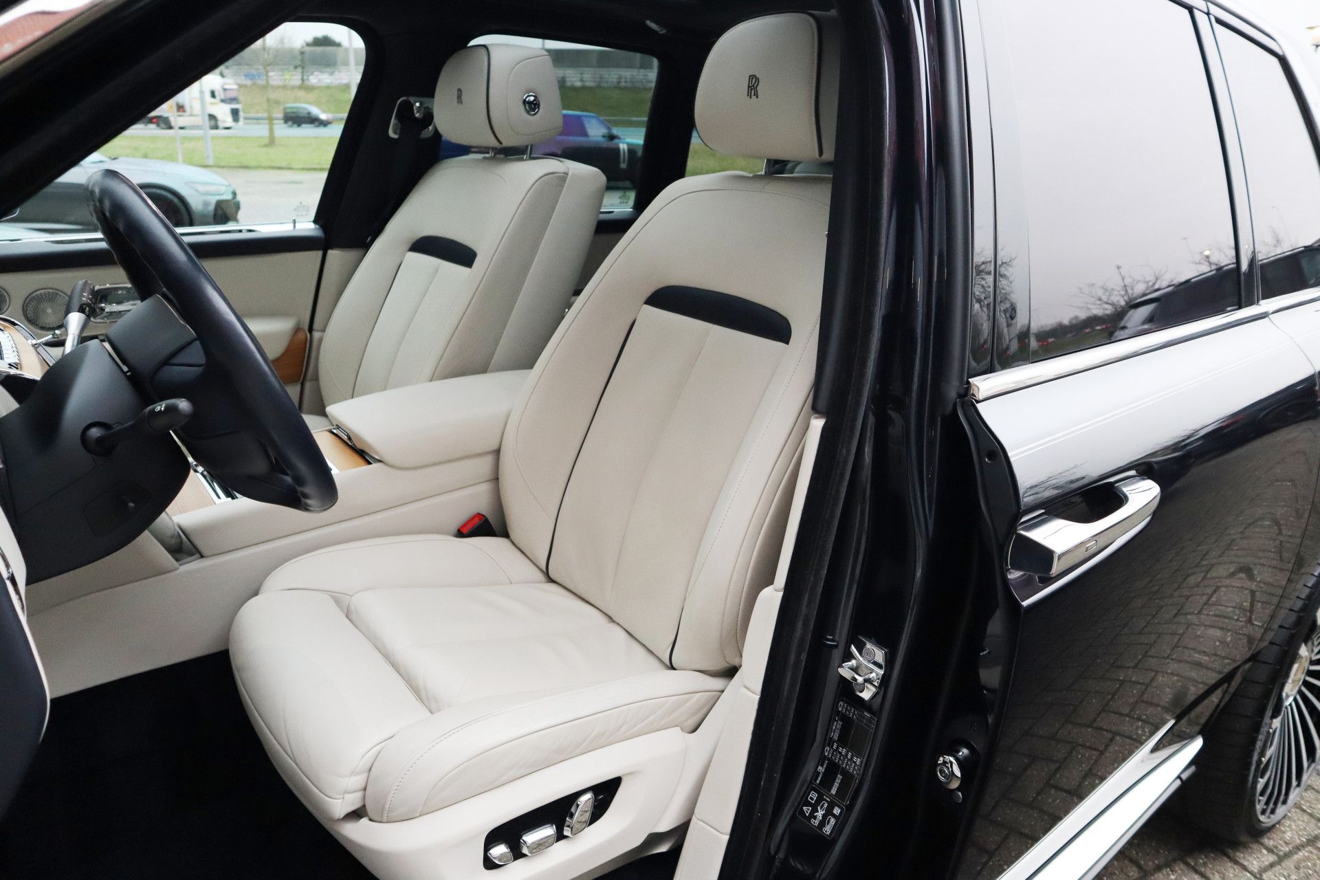 Afbeelding Rolls-Royce Cullinan 6.75 V12 | Bespoke Audio, Massage, Entertainment, Nachtzicht, Panoramadak, Trekhaak, Stoelverwarming, Stuurverwarming, ACC