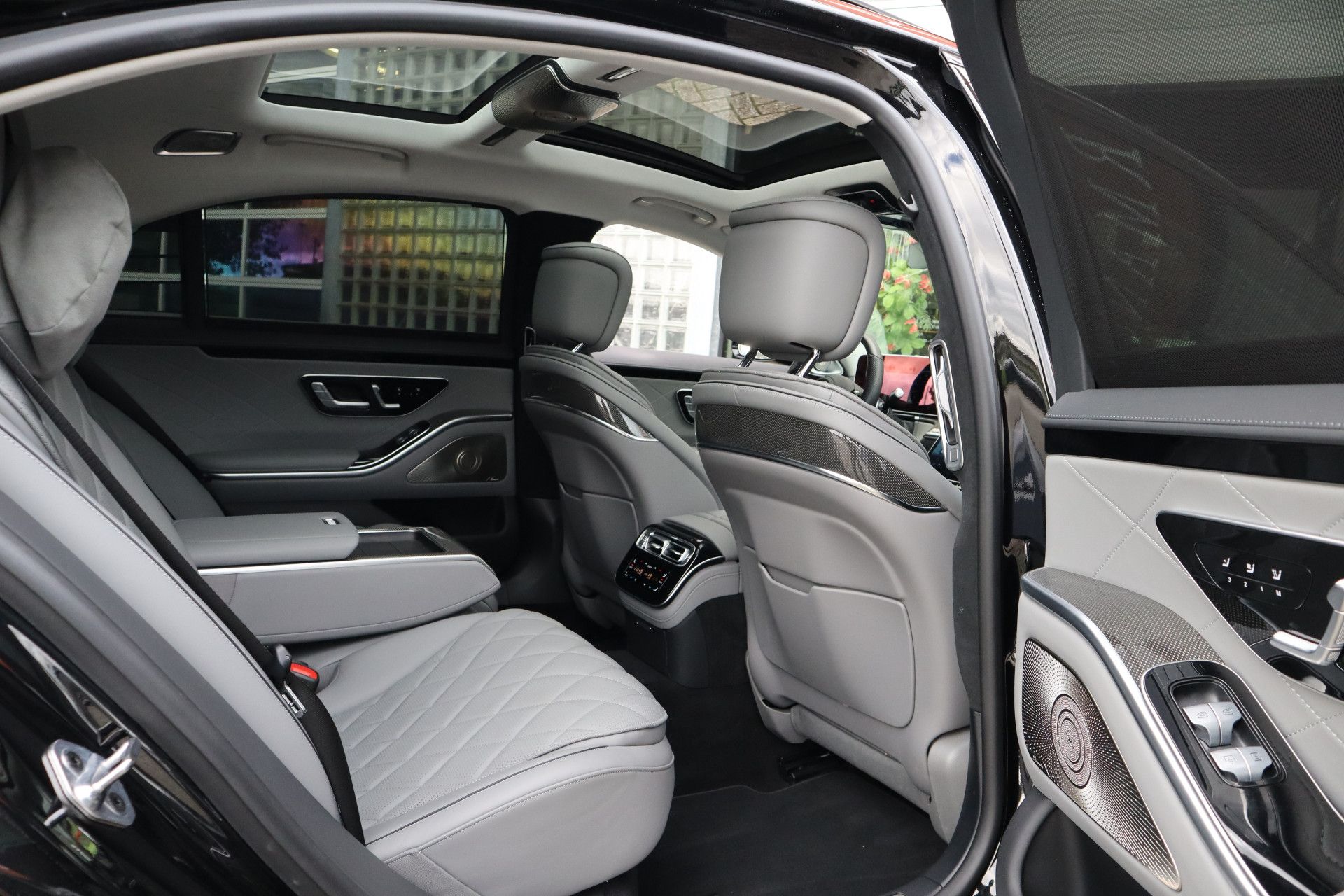 Afbeelding Mercedes-Benz S-Klasse 580 4MATIC Lang | Brabus 571pk, AMG-Line, Burmester High End 4D, Achterasbesturing, Rij-assistentie Plus pakket, Digital Light, Standkachel, Zonweringspakket, Zitklima