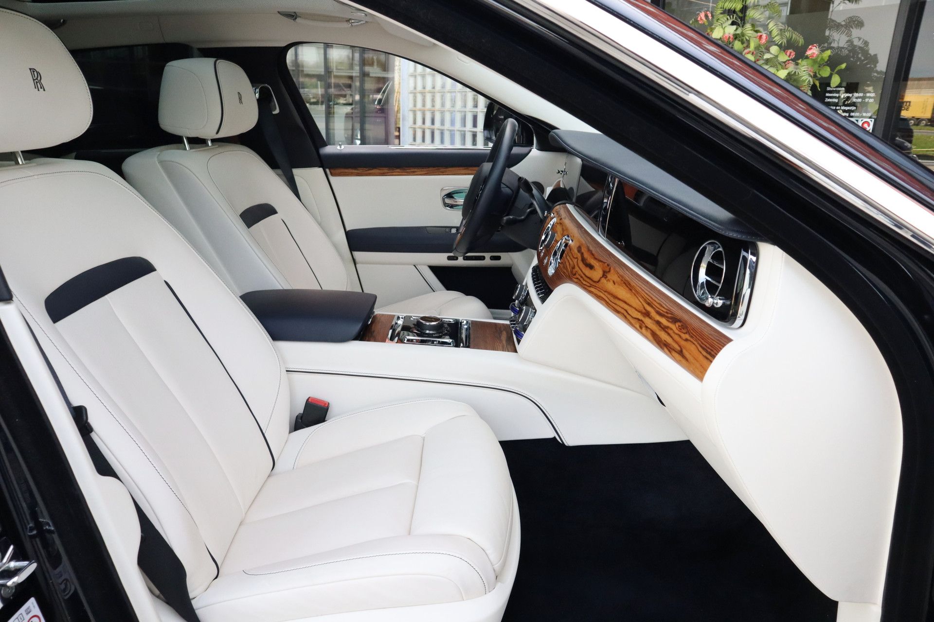 Afbeelding Rolls-Royce Ghost 6.75 V12 | Massagestoelen, Panoramadak, Stoelverwarming, Stuurverwarming, Adaptive CC, Koelkast