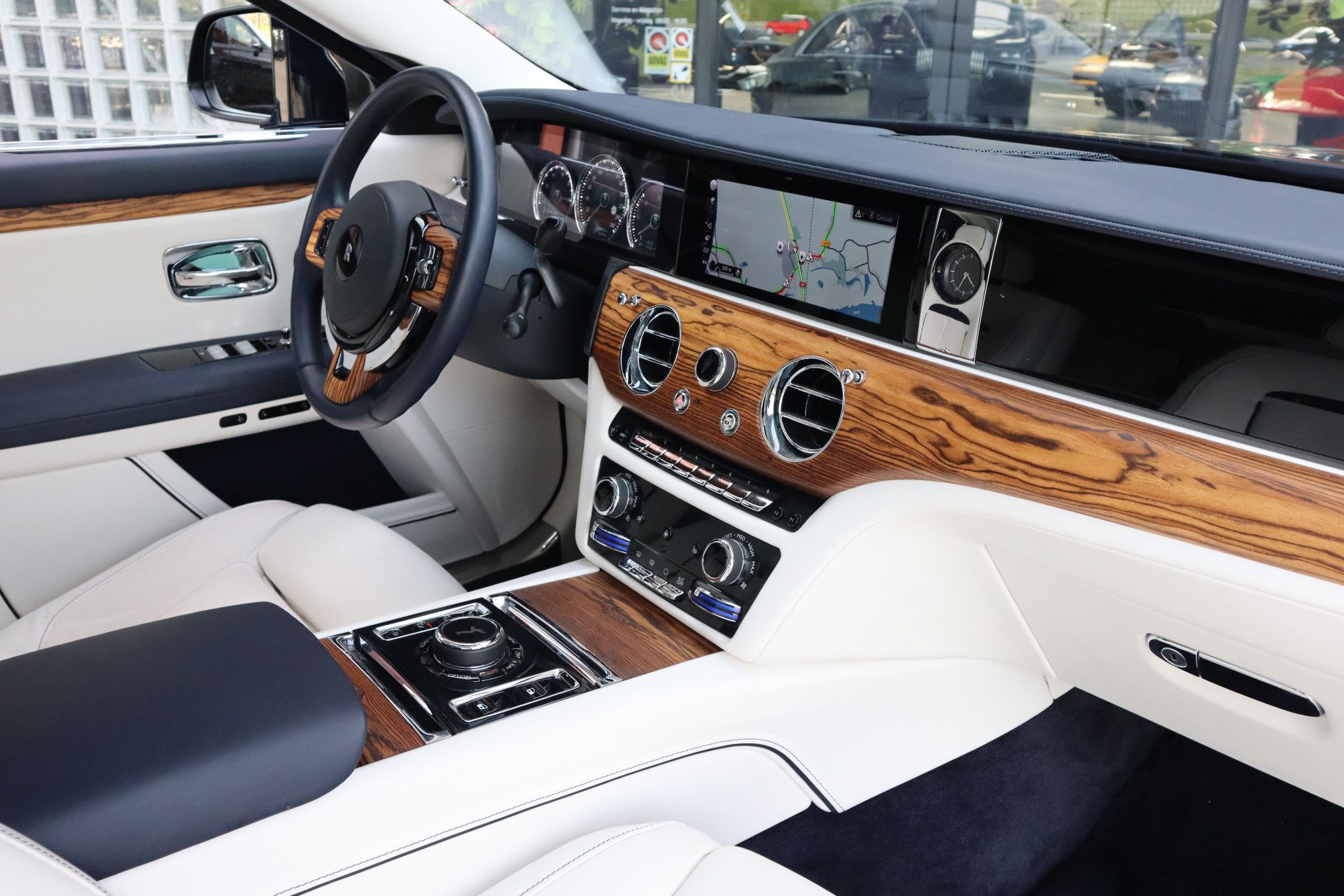 Afbeelding Rolls-Royce Ghost 6.75 V12 | Massagestoelen, Panoramadak, Stoelverwarming, Stuurverwarming, Adaptive CC, Koelkast