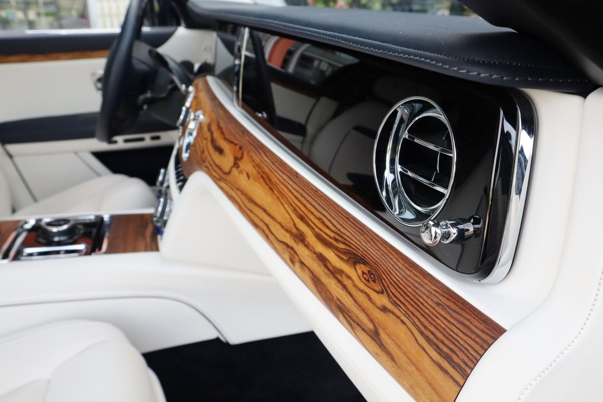 Afbeelding Rolls-Royce Ghost 6.75 V12 | Massagestoelen, Panoramadak, Stoelverwarming, Stuurverwarming, Adaptive CC, Koelkast