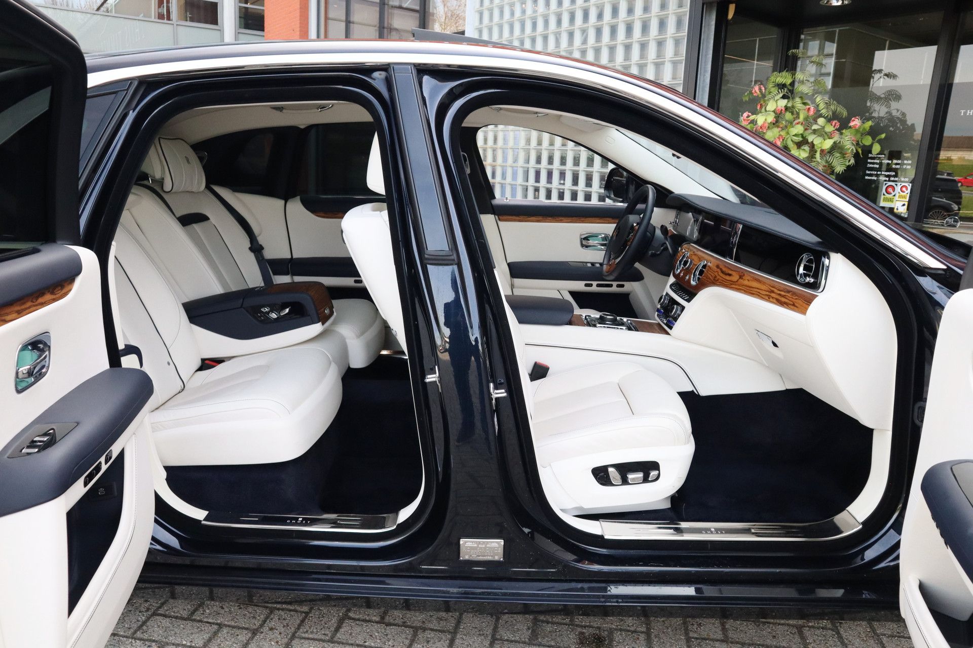 Afbeelding Rolls-Royce Ghost 6.75 V12 | Massagestoelen, Panoramadak, Stoelverwarming, Stuurverwarming, Adaptive CC, Koelkast