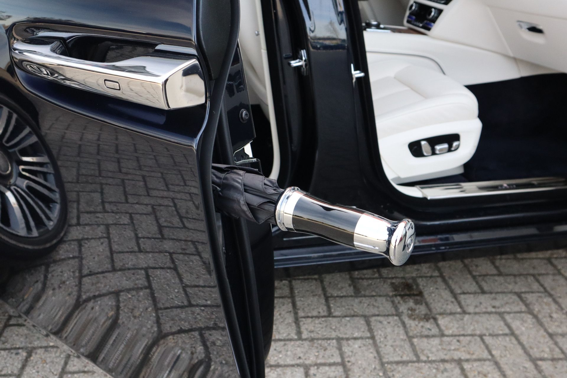 Afbeelding Rolls-Royce Ghost 6.75 V12 | Massagestoelen, Panoramadak, Stoelverwarming, Stuurverwarming, Adaptive CC, Koelkast