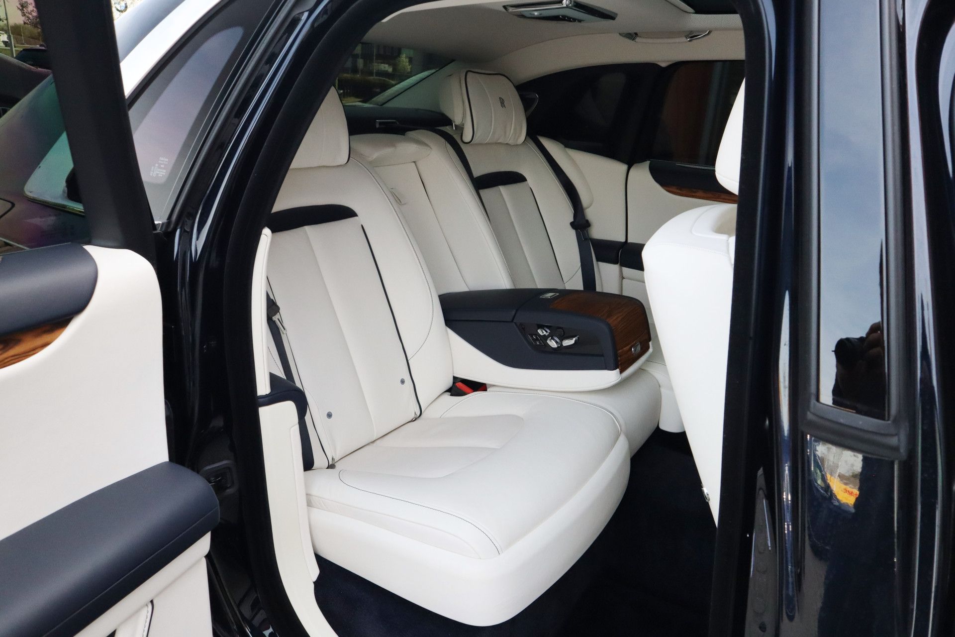 Afbeelding Rolls-Royce Ghost 6.75 V12 | Massagestoelen, Panoramadak, Stoelverwarming, Stuurverwarming, Adaptive CC, Koelkast