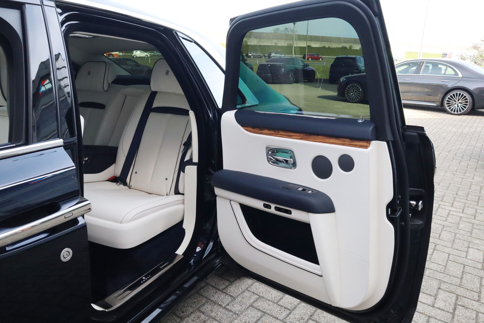 Afbeelding Rolls-Royce Ghost 6.75 V12 | Massagestoelen, Panoramadak, Stoelverwarming, Stuurverwarming, Adaptive CC, Koelkast