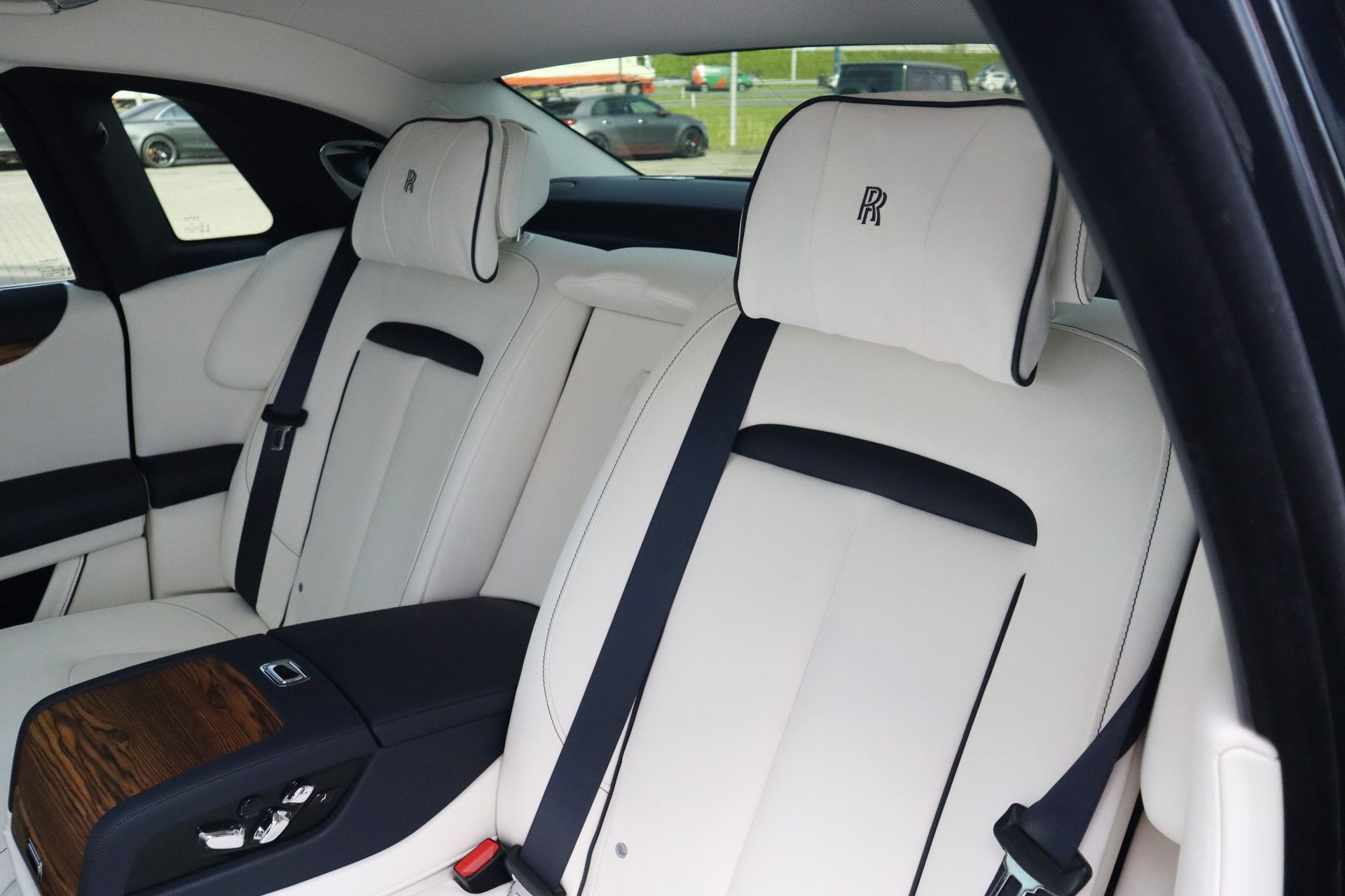 Afbeelding Rolls-Royce Ghost 6.75 V12 | Massagestoelen, Panoramadak, Stoelverwarming, Stuurverwarming, Adaptive CC, Koelkast