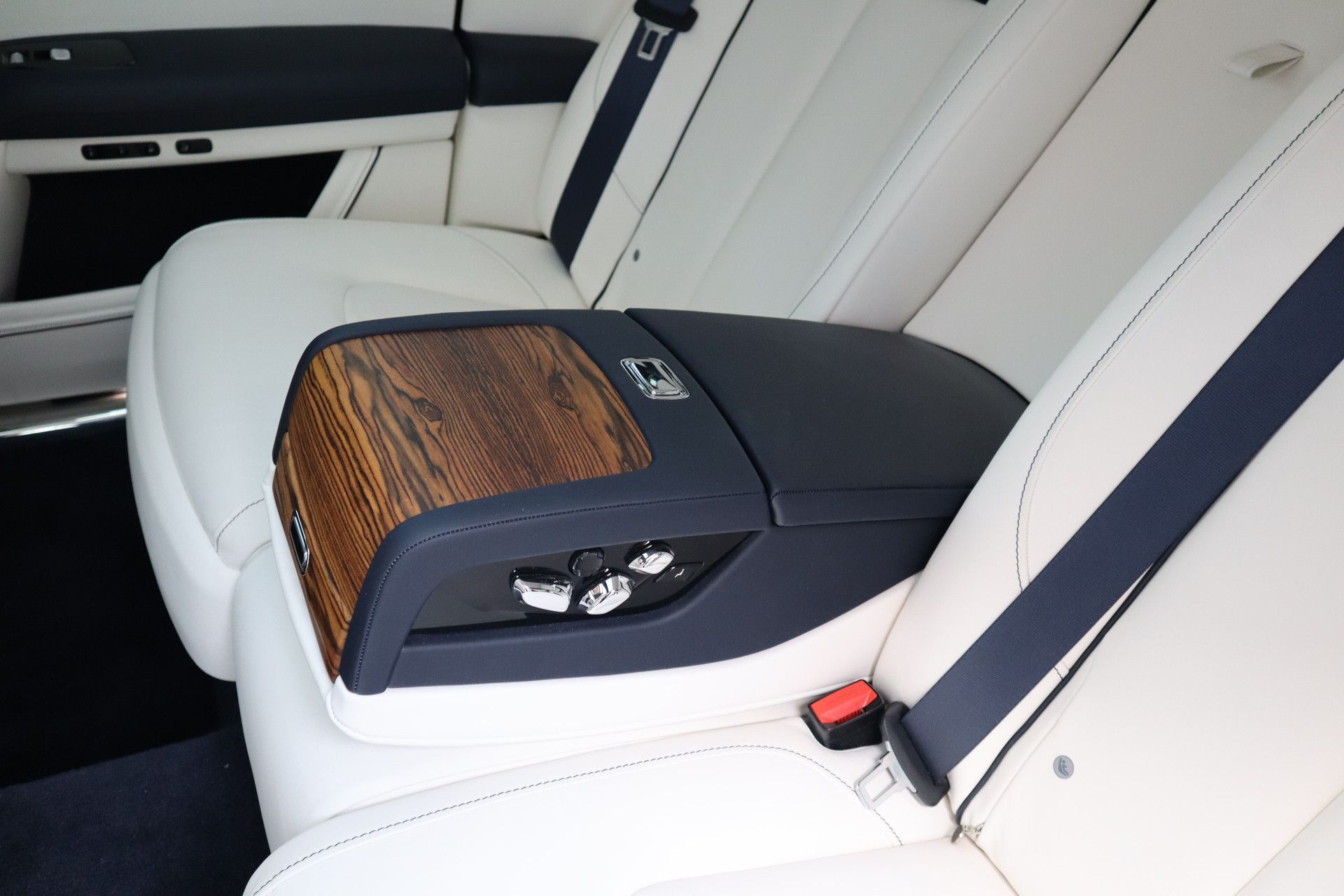 Afbeelding Rolls-Royce Ghost 6.75 V12 | Massagestoelen, Panoramadak, Stoelverwarming, Stuurverwarming, Adaptive CC, Koelkast