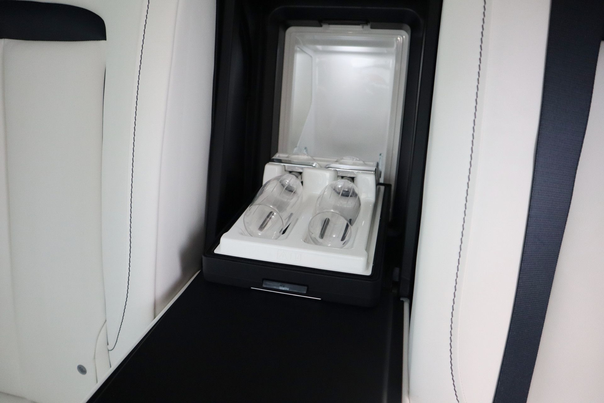 Afbeelding Rolls-Royce Ghost 6.75 V12 | Massagestoelen, Panoramadak, Stoelverwarming, Stuurverwarming, Adaptive CC, Koelkast