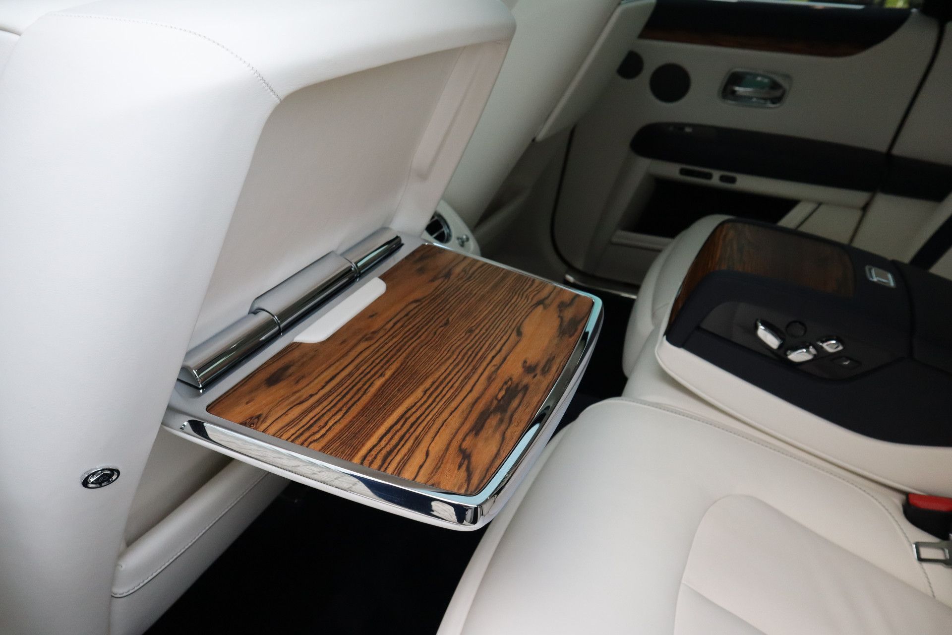 Afbeelding Rolls-Royce Ghost 6.75 V12 | Massagestoelen, Panoramadak, Stoelverwarming, Stuurverwarming, Adaptive CC, Koelkast