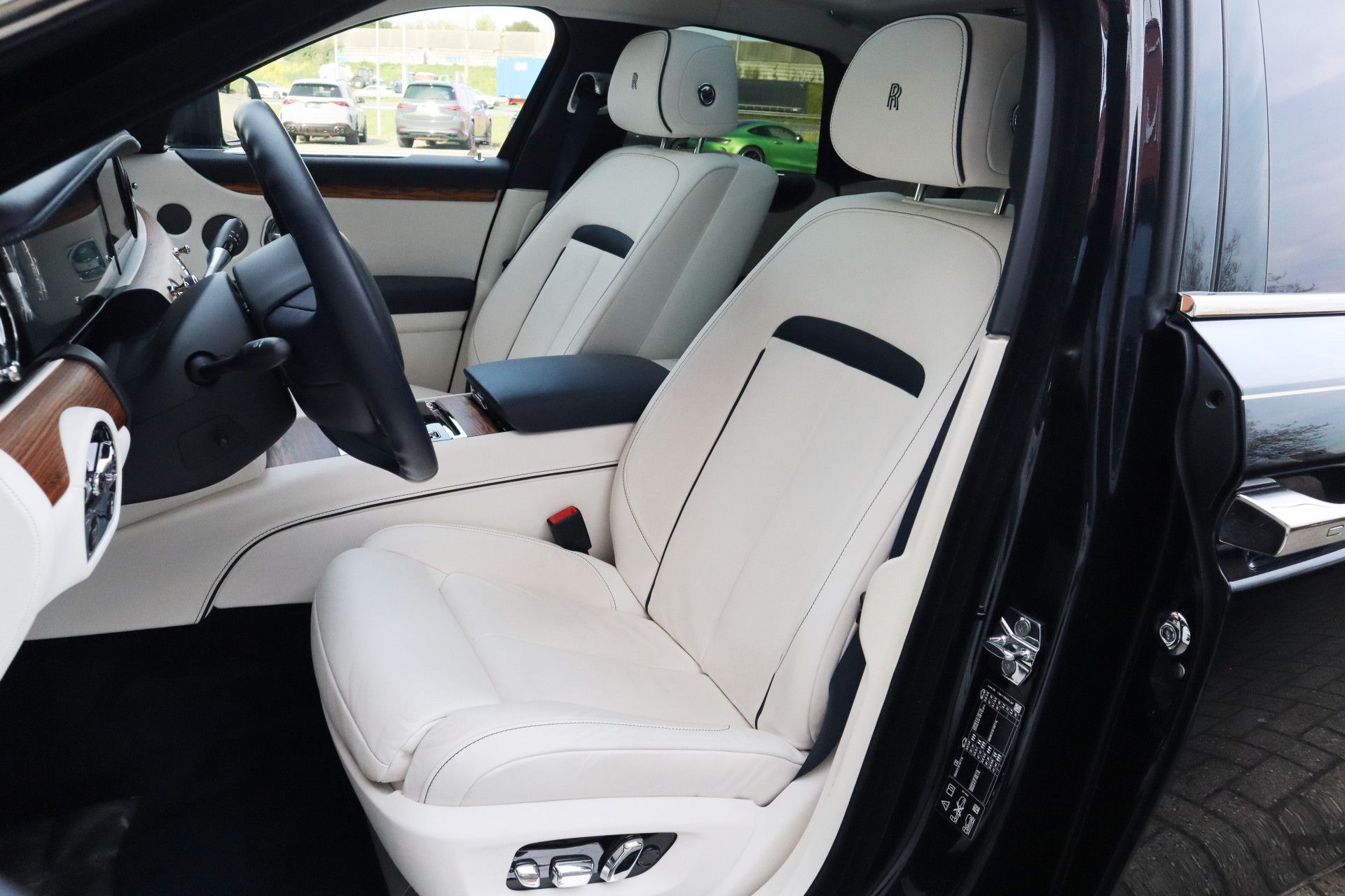 Afbeelding Rolls-Royce Ghost 6.75 V12 | Massagestoelen, Panoramadak, Stoelverwarming, Stuurverwarming, Adaptive CC, Koelkast