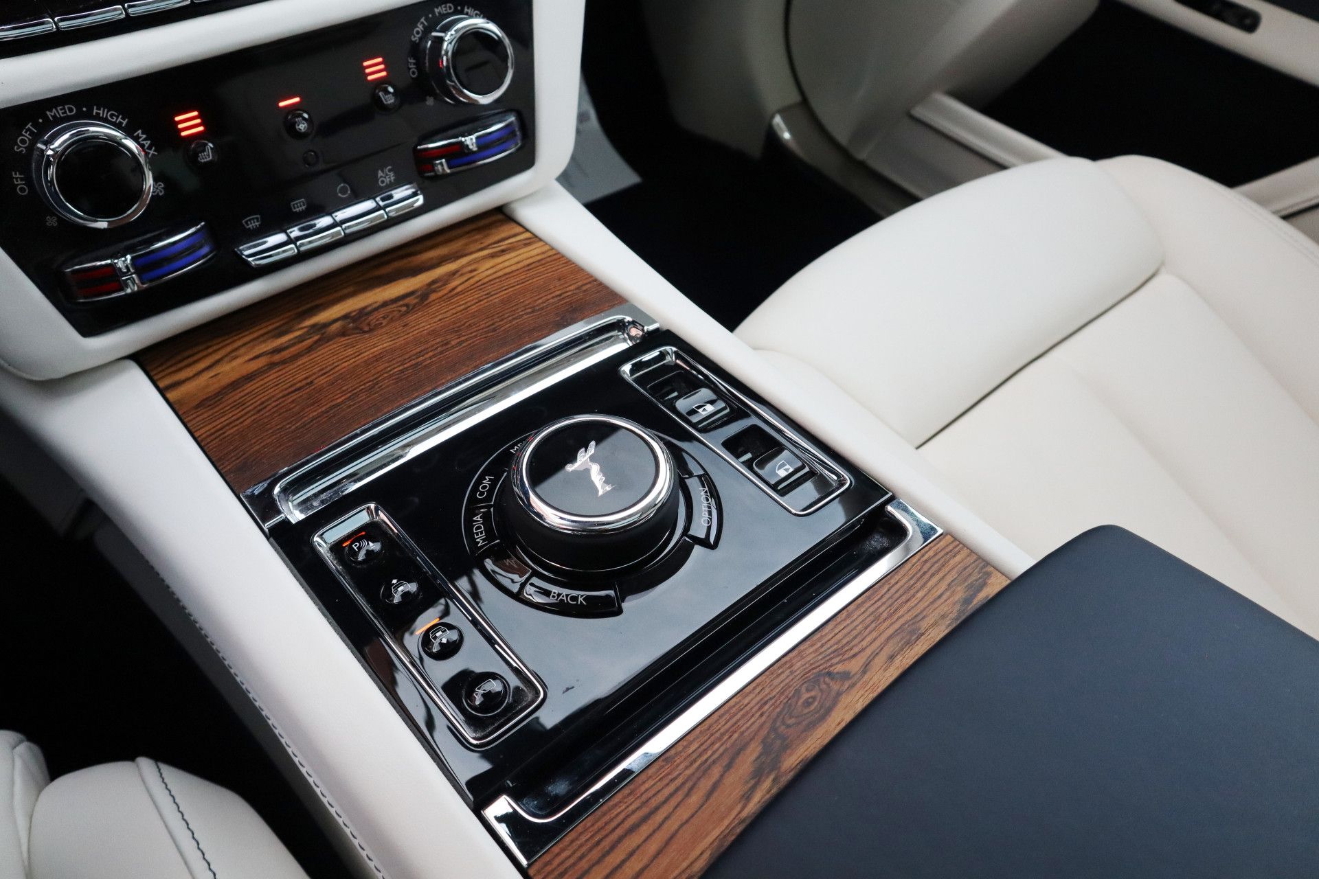 Afbeelding Rolls-Royce Ghost 6.75 V12 | Massagestoelen, Panoramadak, Stoelverwarming, Stuurverwarming, Adaptive CC, Koelkast
