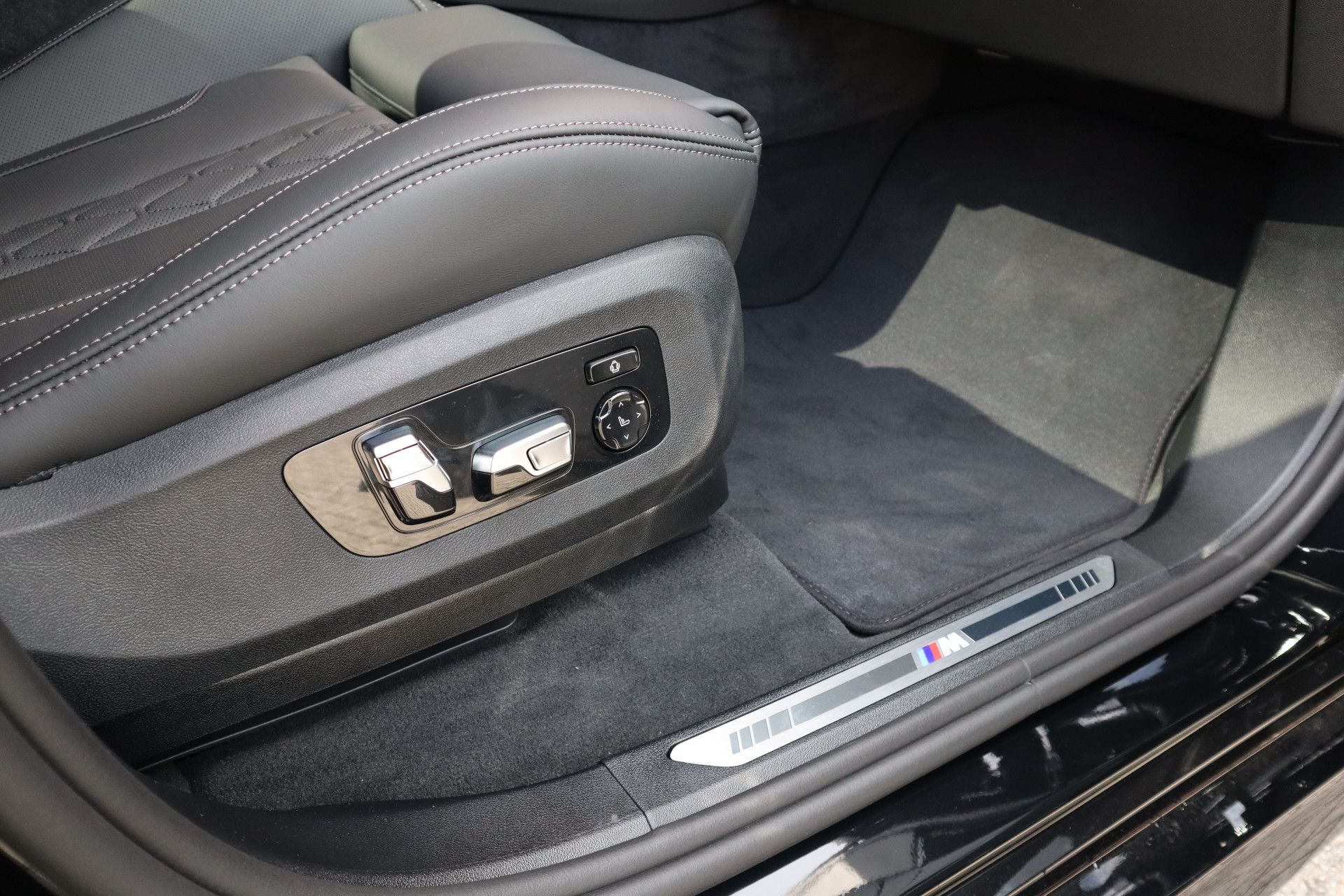 Afbeelding BMW X5 xDrive50e | M Sportpakket Pro, Carbon interieur, Sportstoelen, Massage, Driving Ass. Prof., Harman/Kardon, Trekhaak, Pano, Zitklima, Stuurverwarming