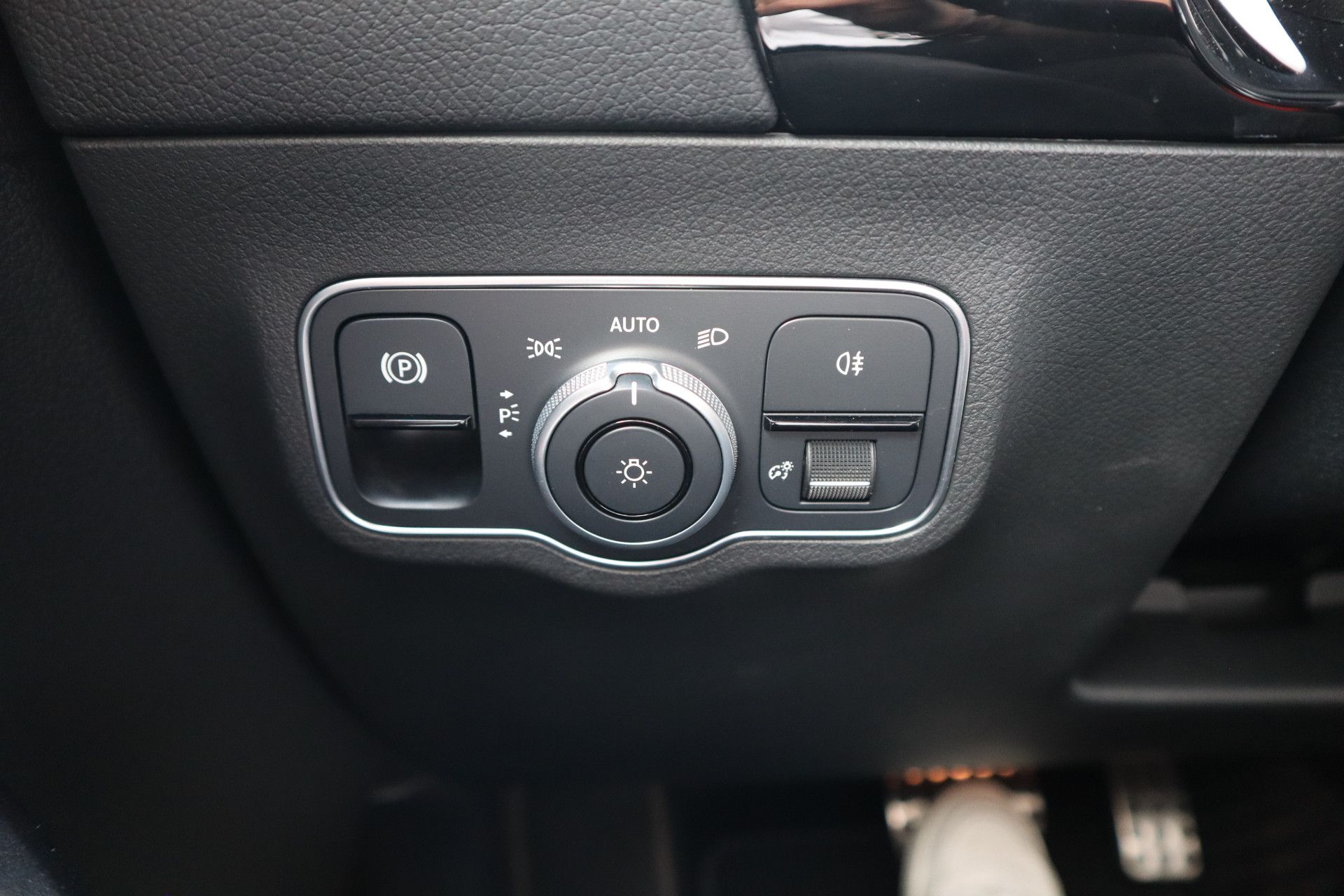 Afbeelding Mercedes-Benz B-Klasse 200 Business Solution AMG Panoramadak, Camera, Apple Carplay, Cruisecontrol, Nightpakket