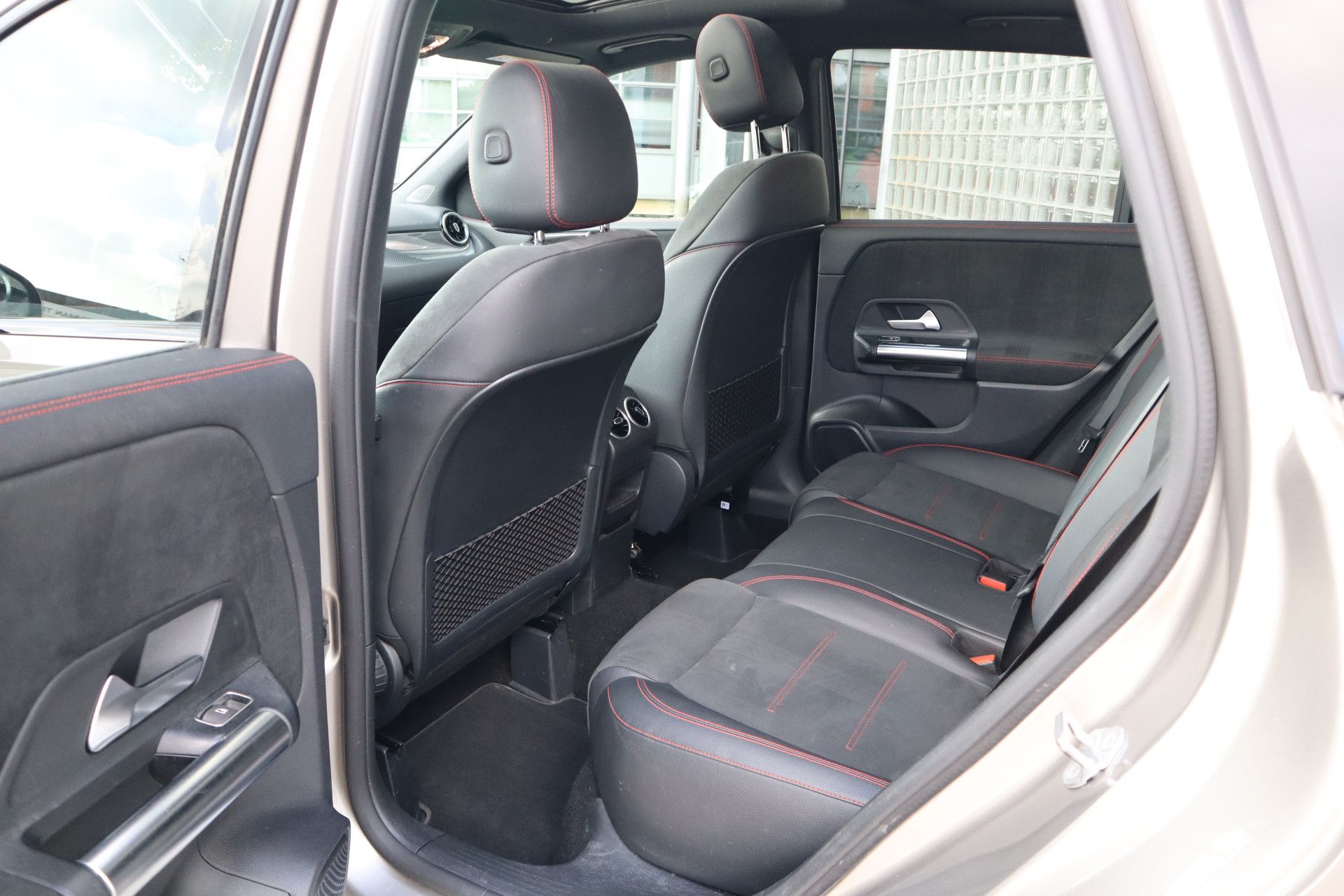 Afbeelding Mercedes-Benz B-Klasse 200 Business Solution AMG Panoramadak, Camera, Apple Carplay, Cruisecontrol, Nightpakket