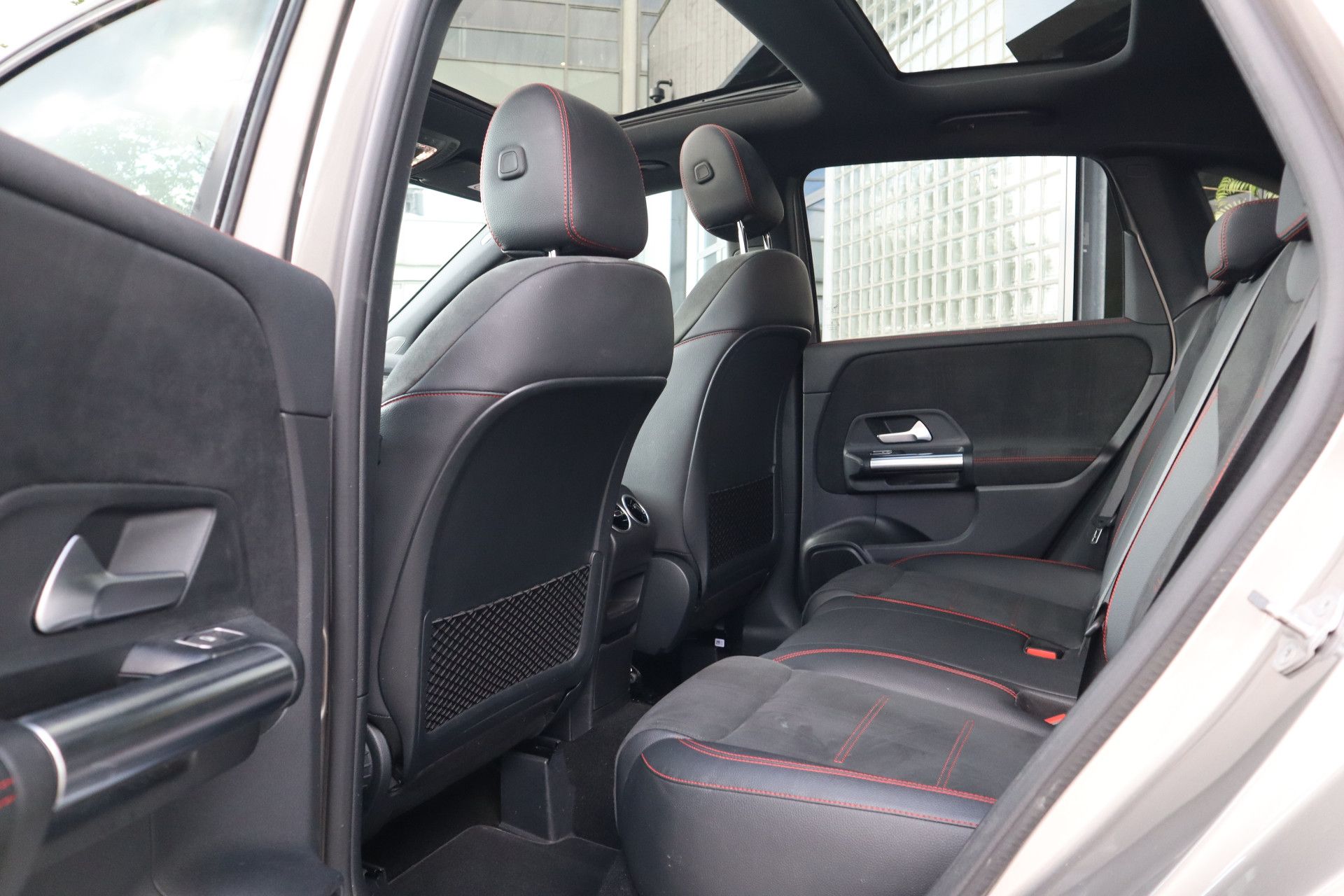 Afbeelding Mercedes-Benz B-Klasse 200 Business Solution AMG Panoramadak, Camera, Apple Carplay, Cruisecontrol, Nightpakket