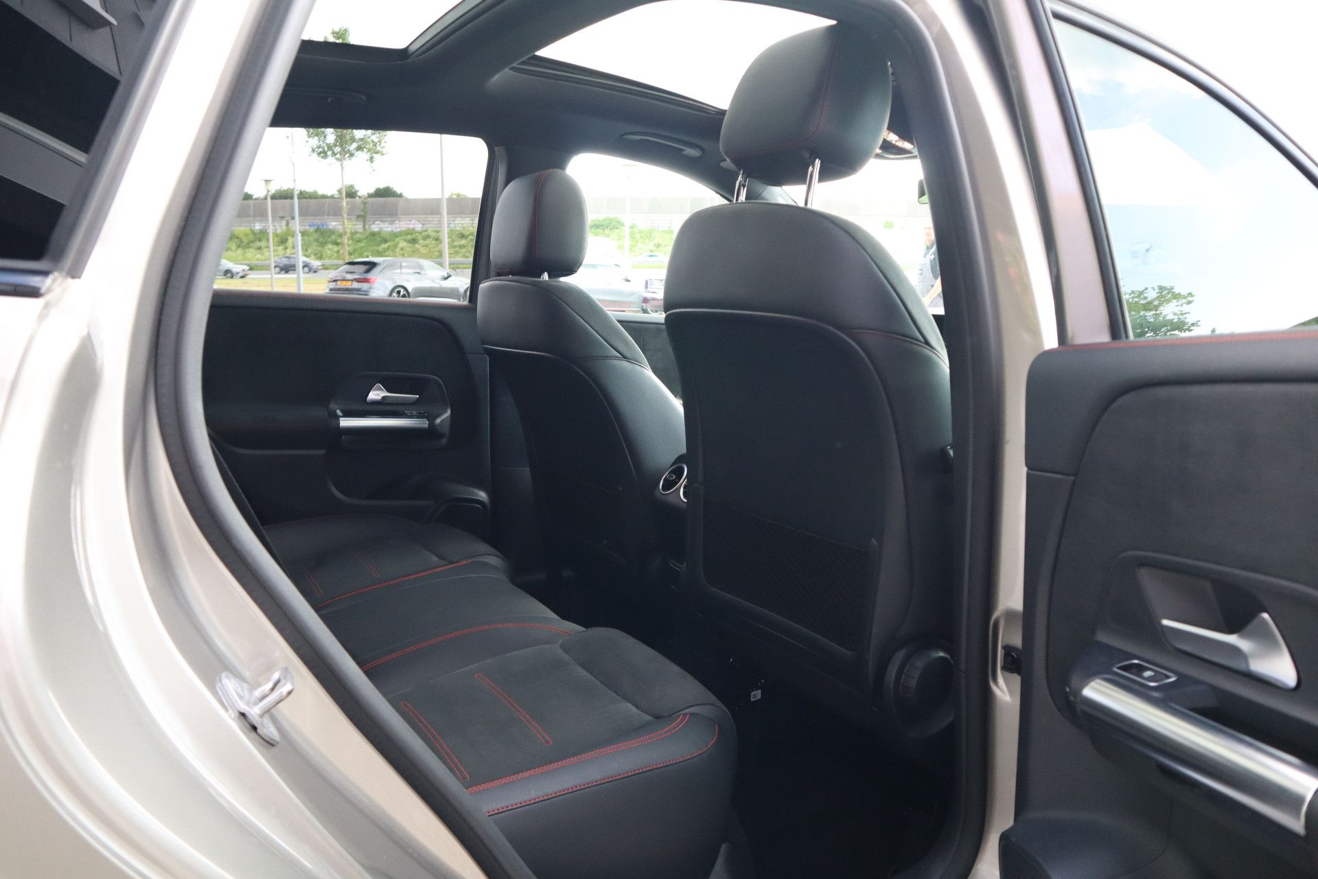 Afbeelding Mercedes-Benz B-Klasse 200 Business Solution AMG Panoramadak, Camera, Apple Carplay, Cruisecontrol, Nightpakket