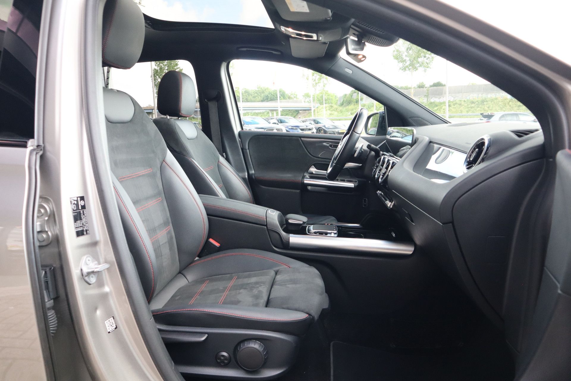 Afbeelding Mercedes-Benz B-Klasse 200 Business Solution AMG Panoramadak, Camera, Apple Carplay, Cruisecontrol, Nightpakket