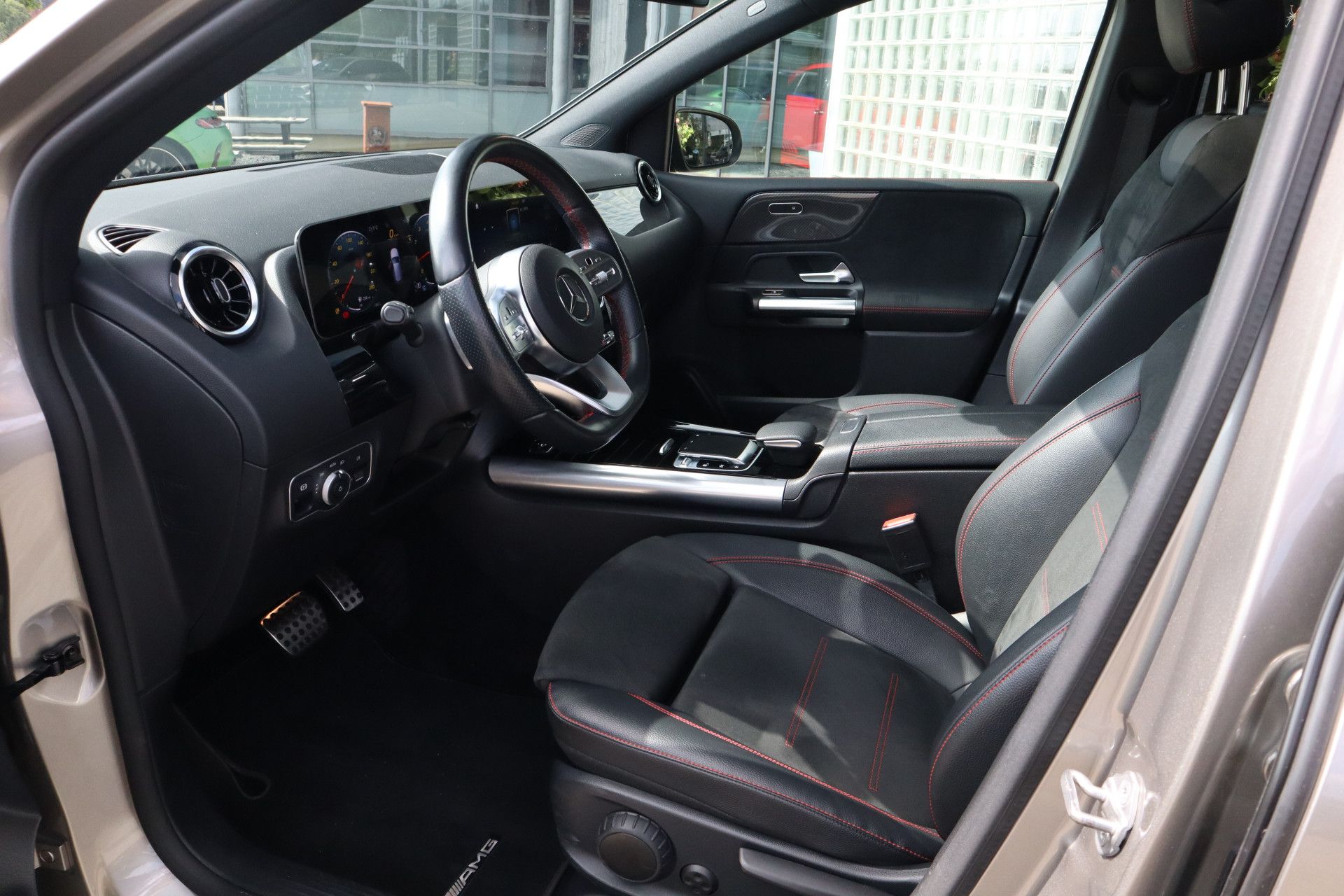 Afbeelding Mercedes-Benz B-Klasse 200 Business Solution AMG Panoramadak, Camera, Apple Carplay, Cruisecontrol, Nightpakket