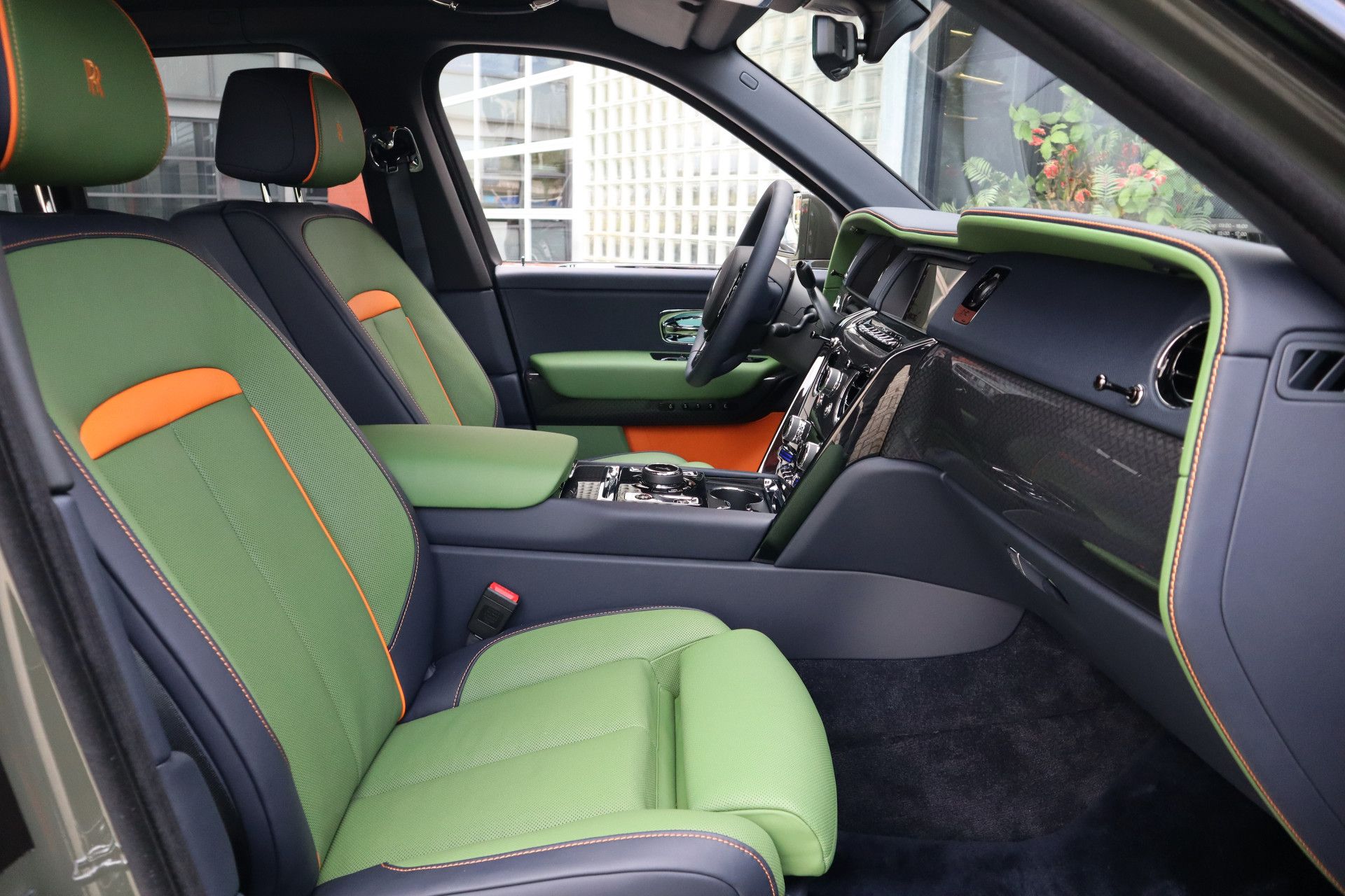Afbeelding Rolls-Royce Cullinan BLACK BADGE 6.75 V12 Fu-Shion | Sterrenhemel, Bespoke Audio, Nachtzichtcamera, Massage, Entertainment, Trekhaak, TV