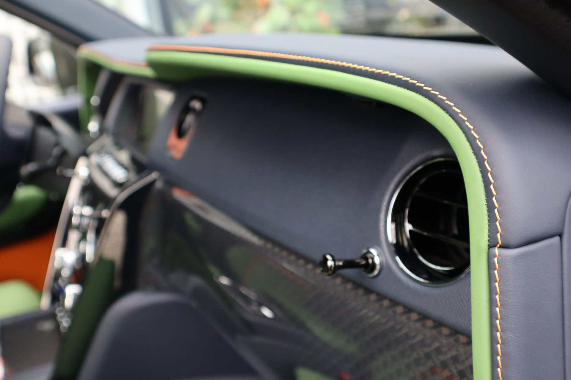 Afbeelding Rolls-Royce Cullinan BLACK BADGE 6.75 V12 Fu-Shion | Sterrenhemel, Bespoke Audio, Nachtzichtcamera, Massage, Entertainment, Trekhaak, TV