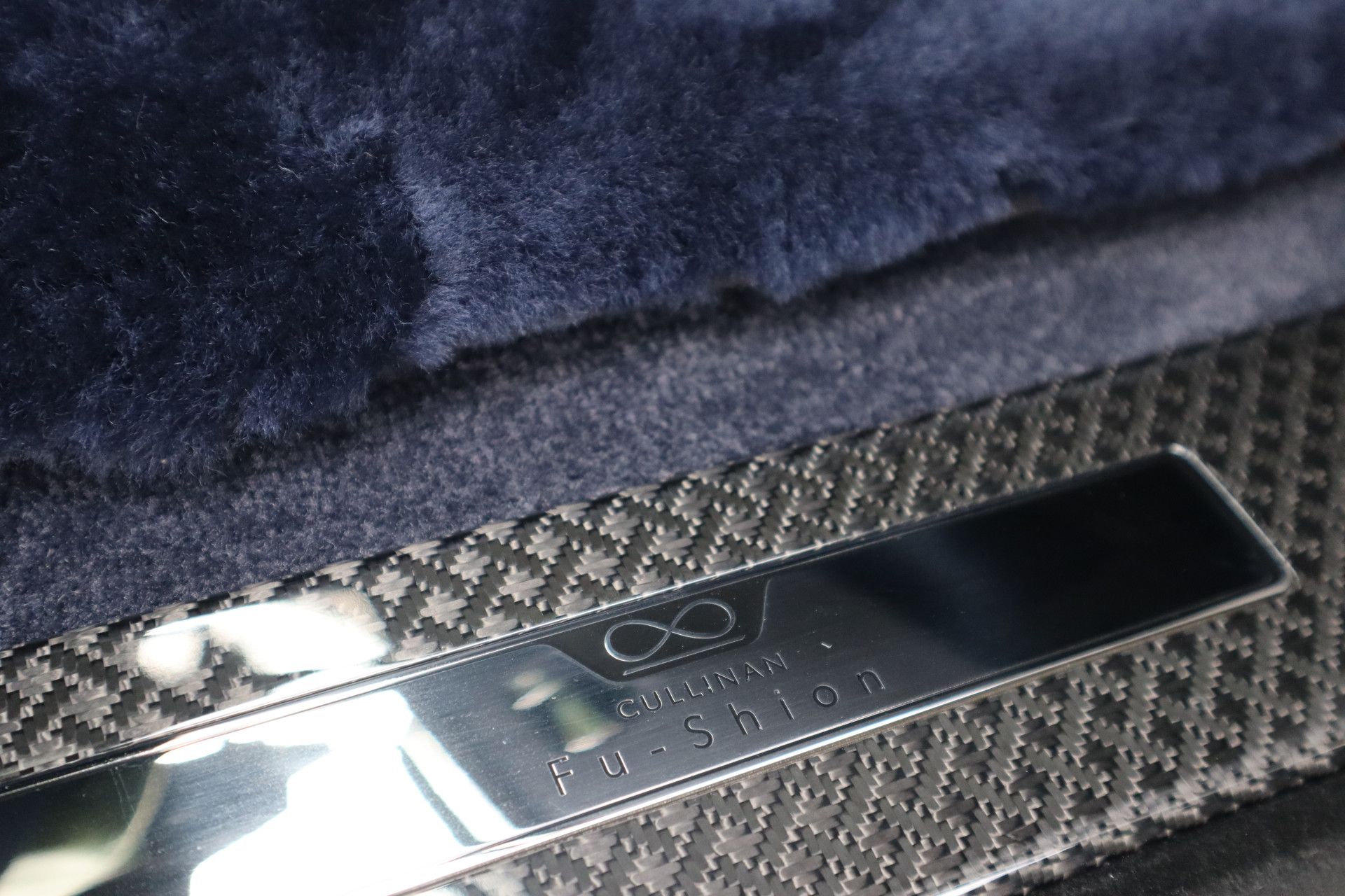Afbeelding Rolls-Royce Cullinan BLACK BADGE 6.75 V12 Fu-Shion | Sterrenhemel, Bespoke Audio, Nachtzichtcamera, Massage, Entertainment, Trekhaak, TV