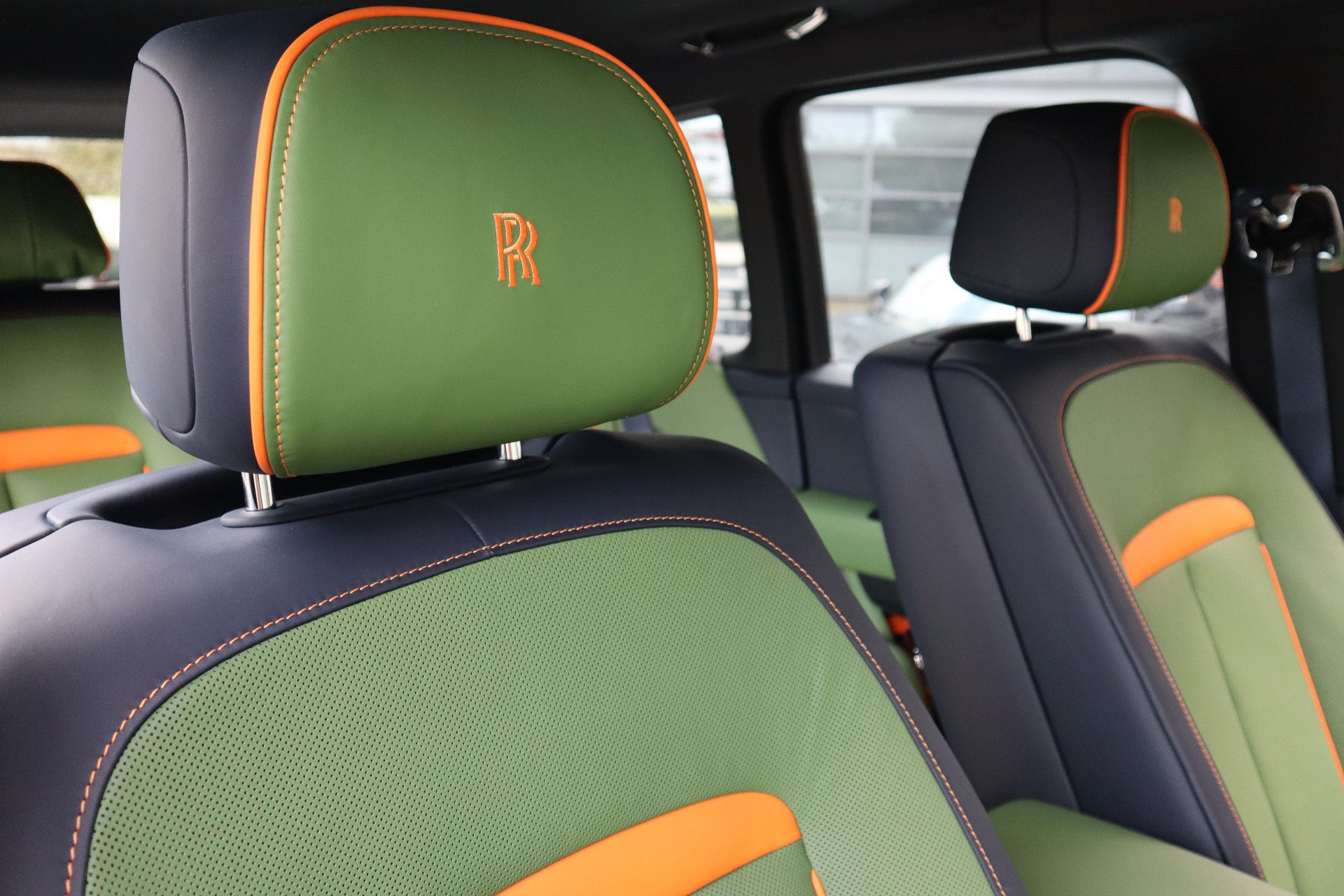 Afbeelding Rolls-Royce Cullinan BLACK BADGE 6.75 V12 Fu-Shion | Sterrenhemel, Bespoke Audio, Nachtzichtcamera, Massage, Entertainment, Trekhaak, TV