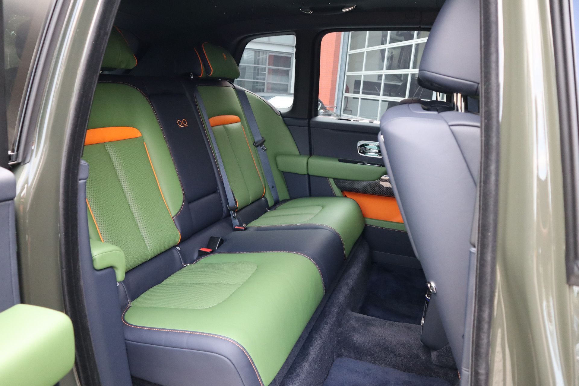 Afbeelding Rolls-Royce Cullinan BLACK BADGE 6.75 V12 Fu-Shion | Sterrenhemel, Bespoke Audio, Nachtzichtcamera, Massage, Entertainment, Trekhaak, TV