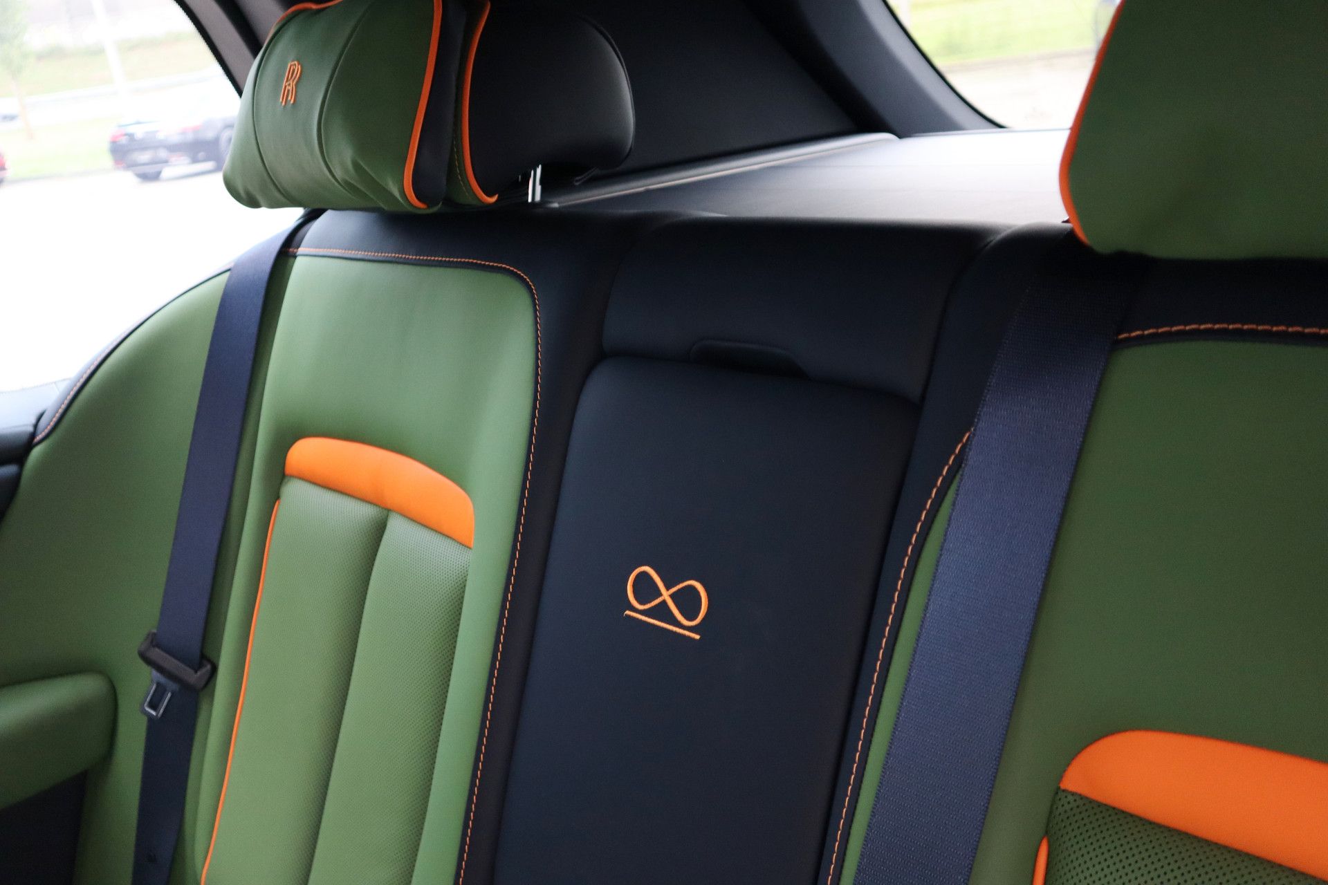 Afbeelding Rolls-Royce Cullinan BLACK BADGE 6.75 V12 Fu-Shion | Sterrenhemel, Bespoke Audio, Nachtzichtcamera, Massage, Entertainment, Trekhaak, TV