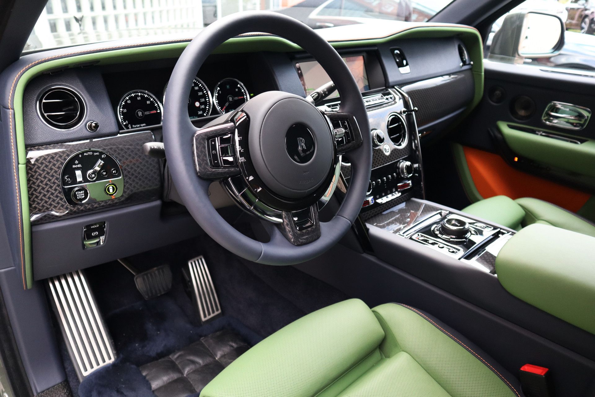 Afbeelding Rolls-Royce Cullinan BLACK BADGE 6.75 V12 Fu-Shion | Sterrenhemel, Bespoke Audio, Nachtzichtcamera, Massage, Entertainment, Trekhaak, TV
