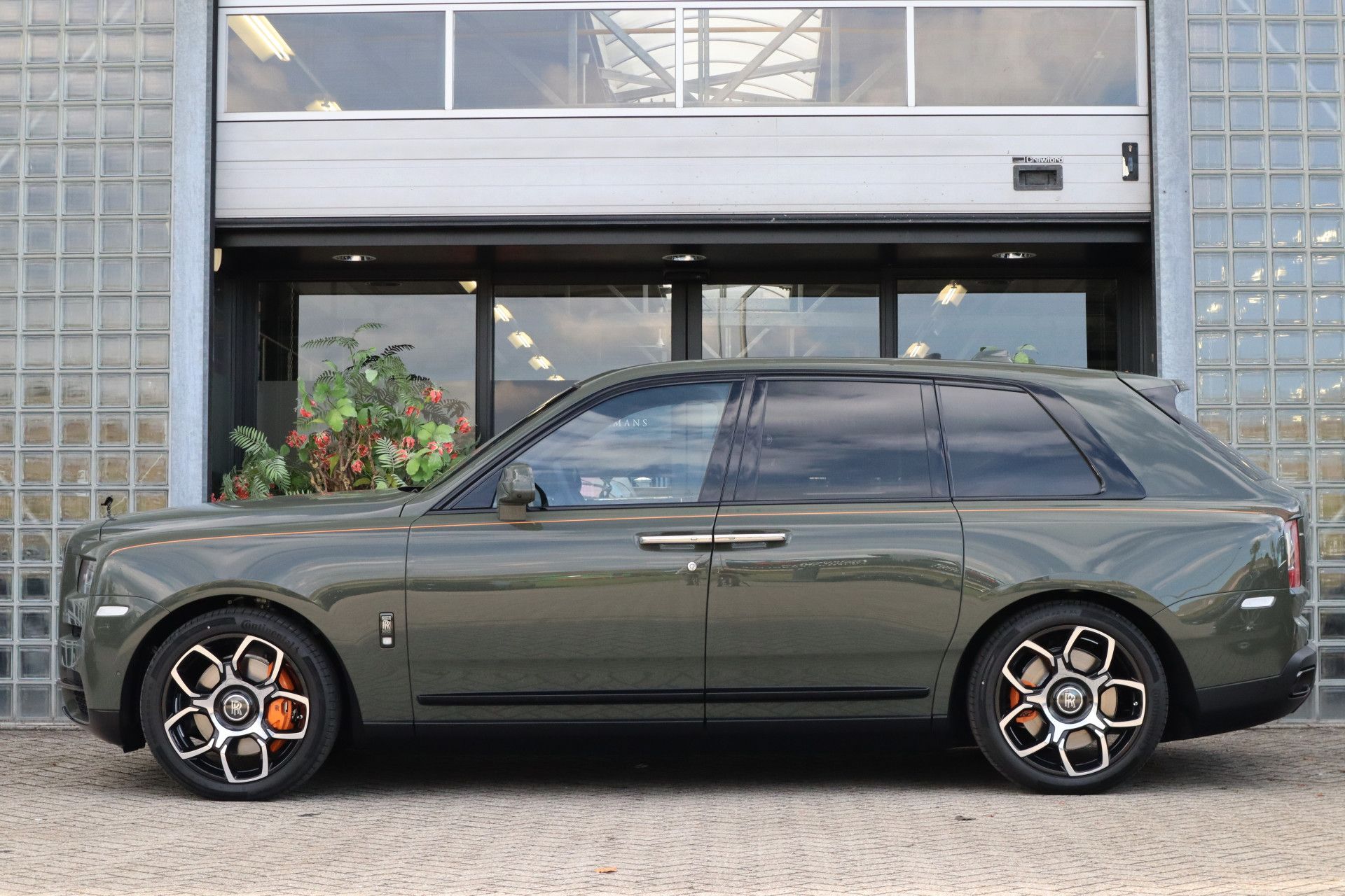 Afbeelding Rolls-Royce Cullinan BLACK BADGE 6.75 V12 Fu-Shion | Sterrenhemel, Bespoke Audio, Nachtzichtcamera, Massage, Entertainment, Trekhaak, TV