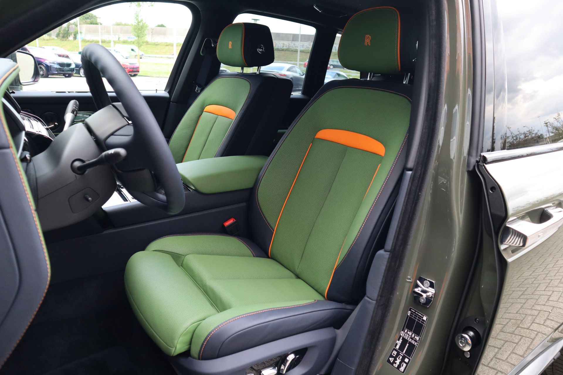 Afbeelding Rolls-Royce Cullinan BLACK BADGE 6.75 V12 Fu-Shion | Sterrenhemel, Bespoke Audio, Nachtzichtcamera, Massage, Entertainment, Trekhaak, TV