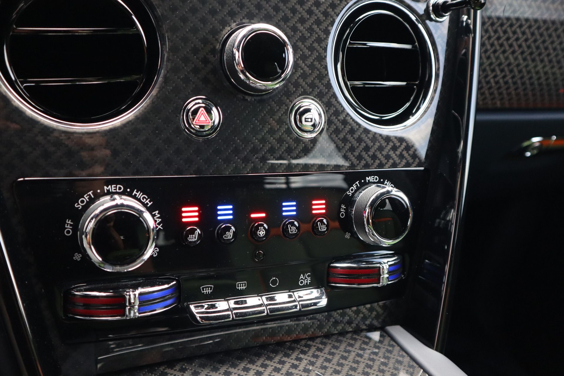 Afbeelding Rolls-Royce Cullinan BLACK BADGE 6.75 V12 Fu-Shion | Sterrenhemel, Bespoke Audio, Nachtzichtcamera, Massage, Entertainment, Trekhaak, TV