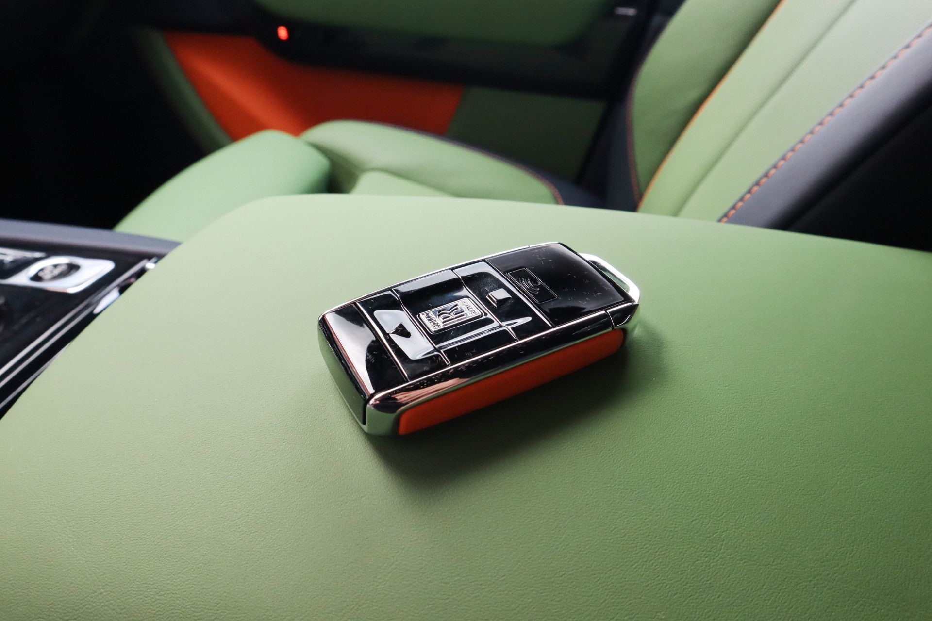 Afbeelding Rolls-Royce Cullinan BLACK BADGE 6.75 V12 Fu-Shion | Sterrenhemel, Bespoke Audio, Nachtzichtcamera, Massage, Entertainment, Trekhaak, TV