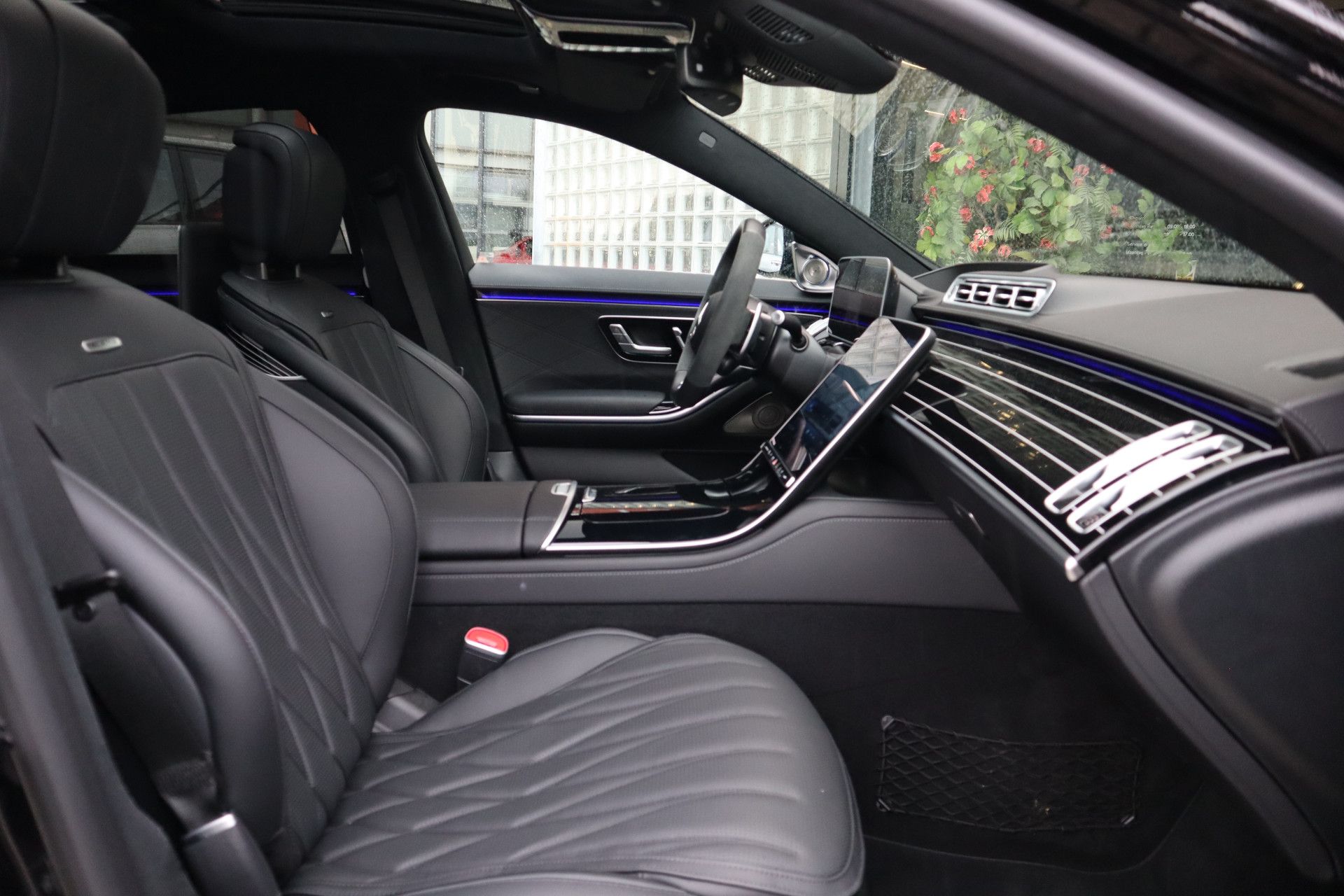 Afbeelding Mercedes-AMG S-Klasse  63 S E Performance | Burmester High End 4D, First class, Klaptafels, Massage, Pianolak flowing lines, Leder Exclusief, Zitklima, Stuurverw., Rij-ass. Plus pakket, Zonweringspakket, Warmtecomfortpakket