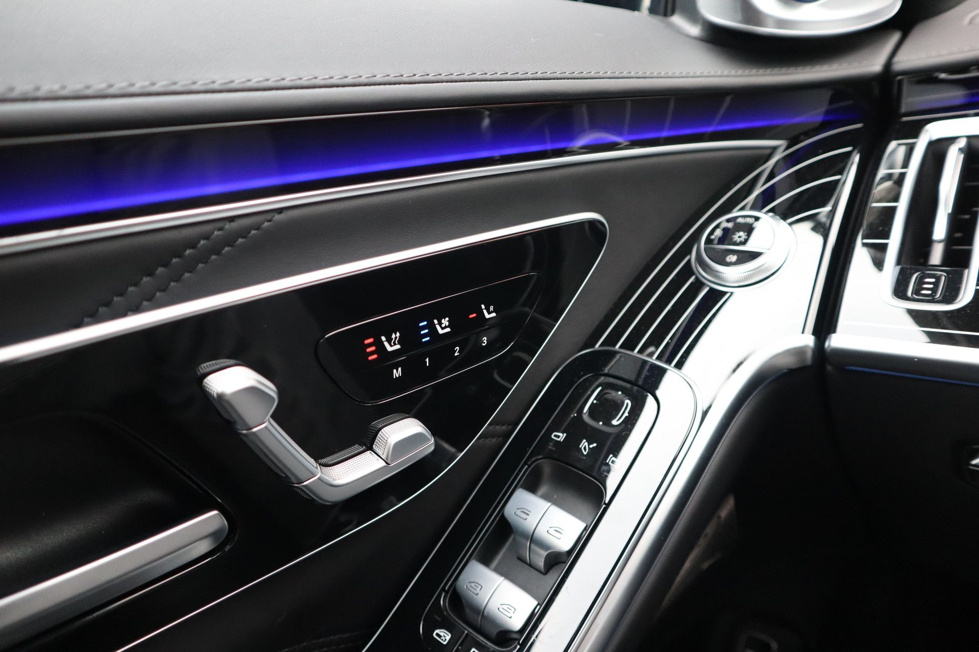 Afbeelding Mercedes-AMG S-Klasse  63 S E Performance | Burmester High End 4D, First class, Klaptafels, Massage, Pianolak flowing lines, Leder Exclusief, Zitklima, Stuurverw., Rij-ass. Plus pakket, Zonweringspakket, Warmtecomfortpakket
