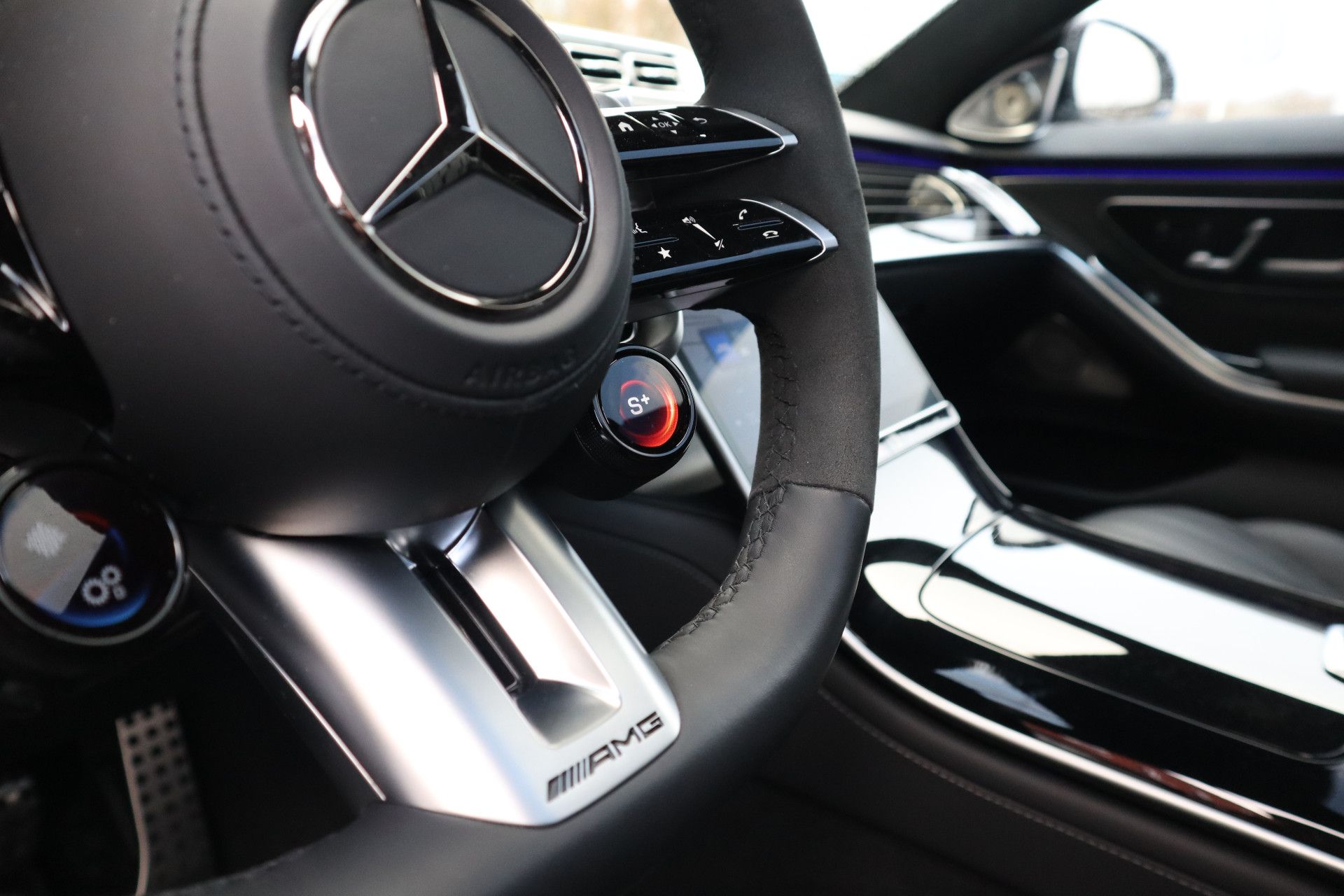 Afbeelding Mercedes-AMG S-Klasse  63 S E Performance | Burmester High End 4D, First class, Klaptafels, Massage, Pianolak flowing lines, Leder Exclusief, Zitklima, Stuurverw., Rij-ass. Plus pakket, Zonweringspakket, Warmtecomfortpakket
