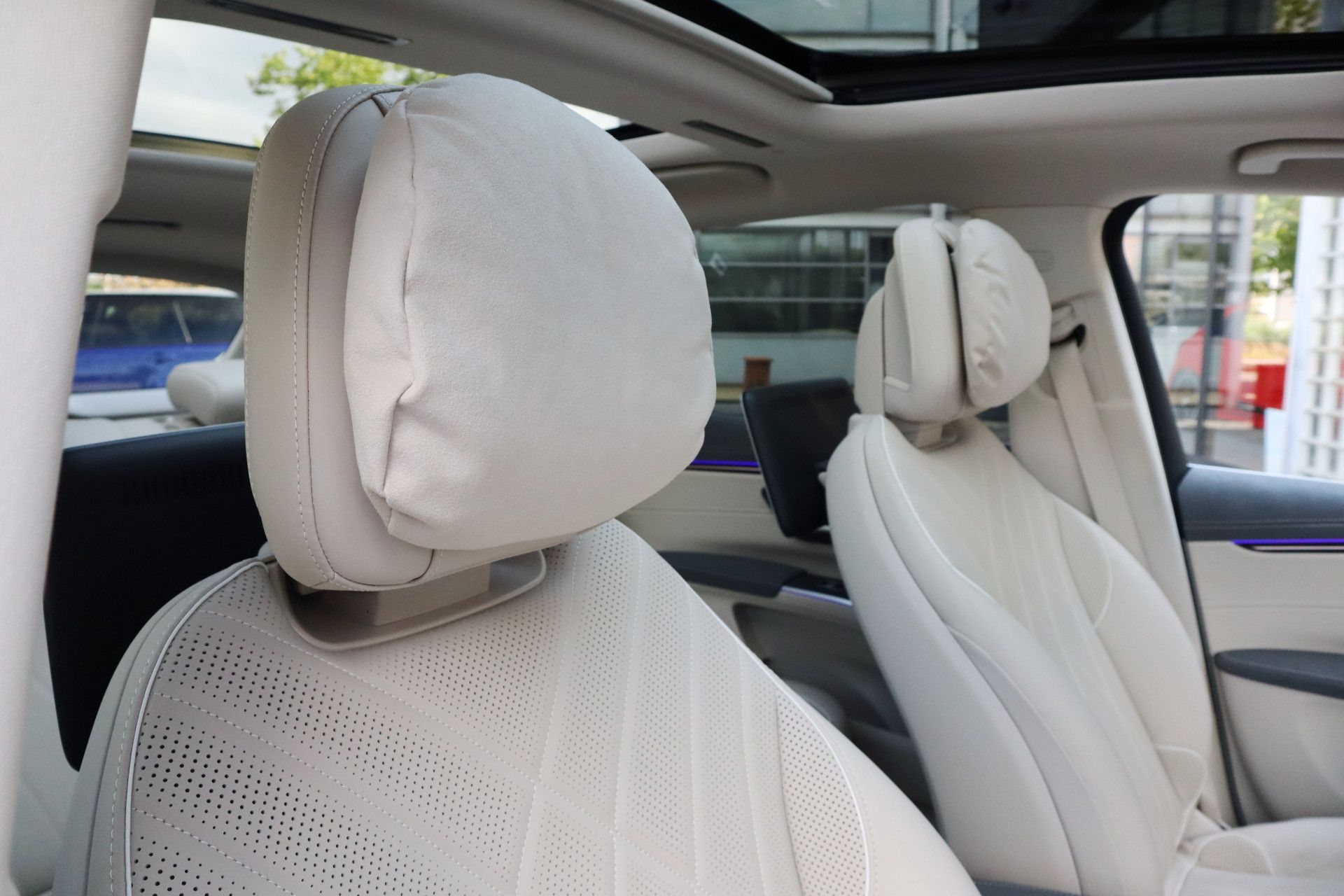 Afbeelding Mercedes-Benz EQS SUV 450 4MATIC | AMG-Line, Massage, Achterasbesturing, Entertainment, Hyperscreen, Zitklima, Stuurverw., Pano, Rij-assistentie Plus pakket, Trekhaak