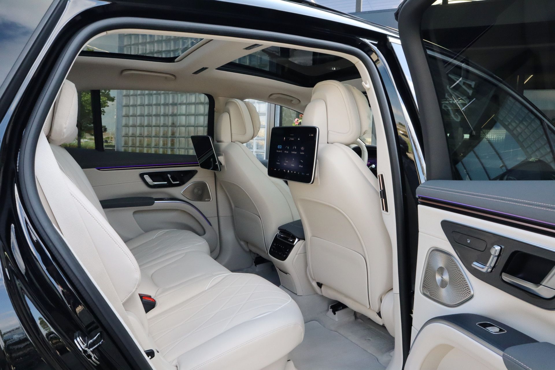 Afbeelding Mercedes-Benz EQS SUV 450 4MATIC | AMG-Line, Massage, Achterasbesturing, Entertainment, Hyperscreen, Zitklima, Stuurverw., Pano, Rij-assistentie Plus pakket, Trekhaak