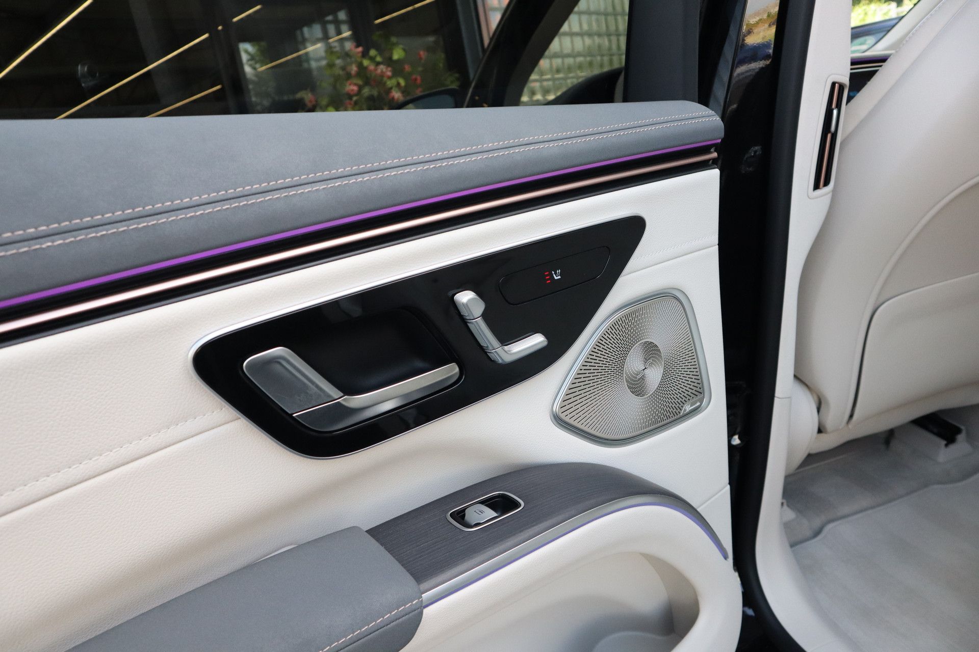 Afbeelding Mercedes-Benz EQS SUV 450 4MATIC | AMG-Line, Massage, Achterasbesturing, Entertainment, Hyperscreen, Zitklima, Stuurverw., Pano, Rij-assistentie Plus pakket, Trekhaak