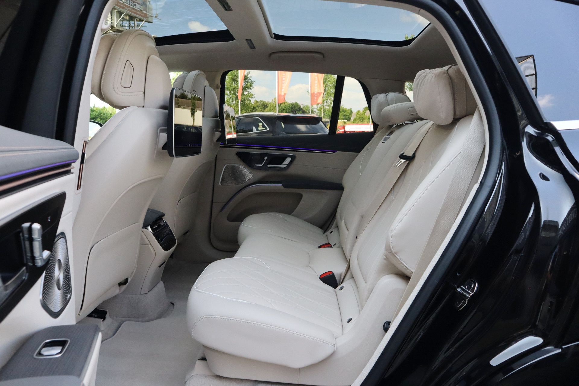 Afbeelding Mercedes-Benz EQS SUV 450 4MATIC | AMG-Line, Massage, Achterasbesturing, Entertainment, Hyperscreen, Zitklima, Stuurverw., Pano, Rij-assistentie Plus pakket, Trekhaak