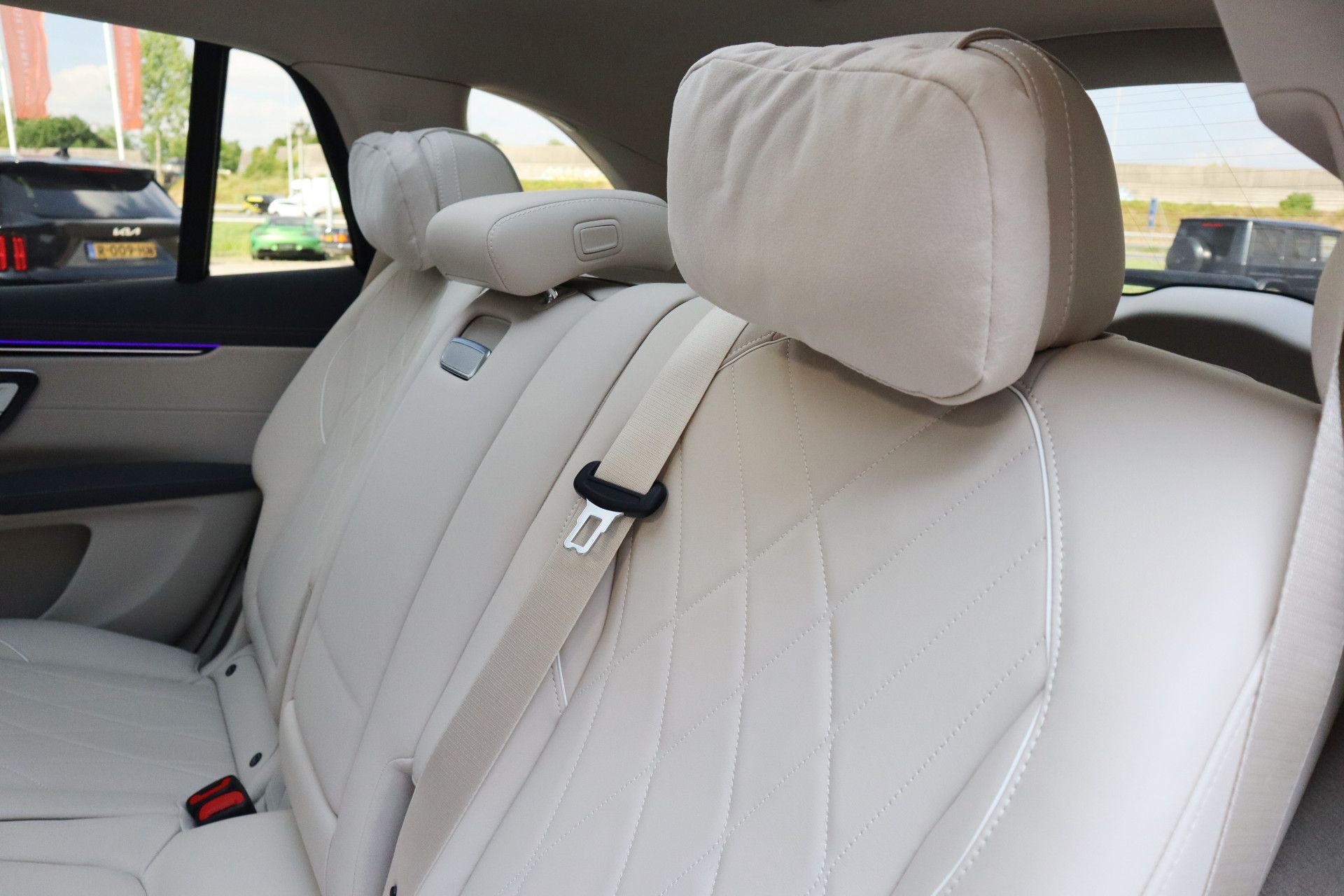 Afbeelding Mercedes-Benz EQS SUV 450 4MATIC | AMG-Line, Massage, Achterasbesturing, Entertainment, Hyperscreen, Zitklima, Stuurverw., Pano, Rij-assistentie Plus pakket, Trekhaak