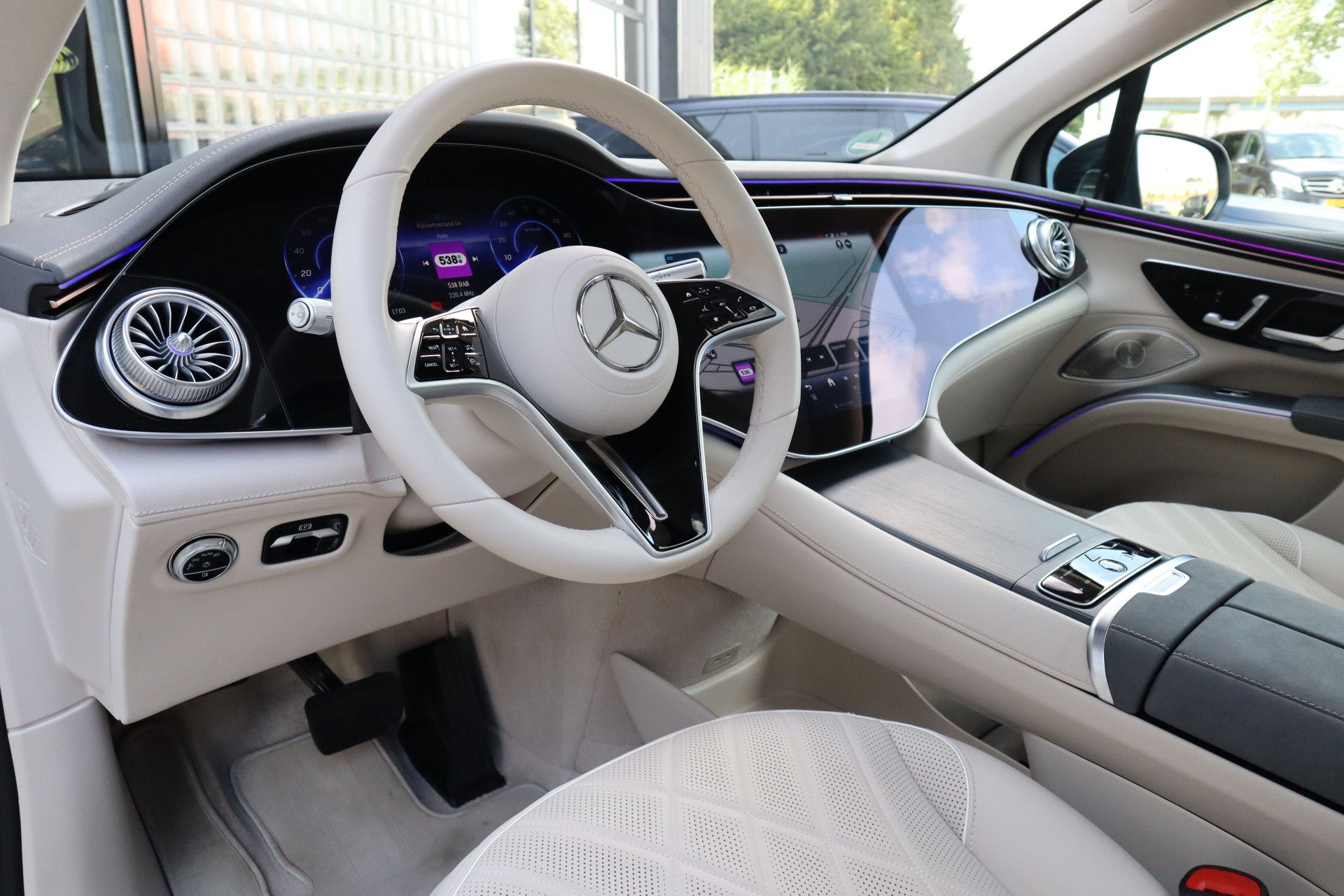 Afbeelding Mercedes-Benz EQS SUV 450 4MATIC | AMG-Line, Massage, Achterasbesturing, Entertainment, Hyperscreen, Zitklima, Stuurverw., Pano, Rij-assistentie Plus pakket, Trekhaak