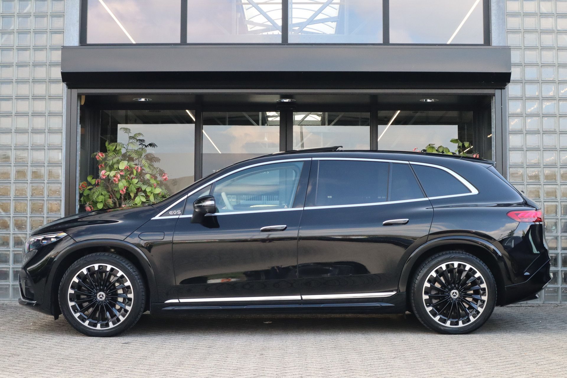 Afbeelding Mercedes-Benz EQS SUV 450 4MATIC | AMG-Line, Massage, Achterasbesturing, Entertainment, Hyperscreen, Zitklima, Stuurverw., Pano, Rij-assistentie Plus pakket, Trekhaak