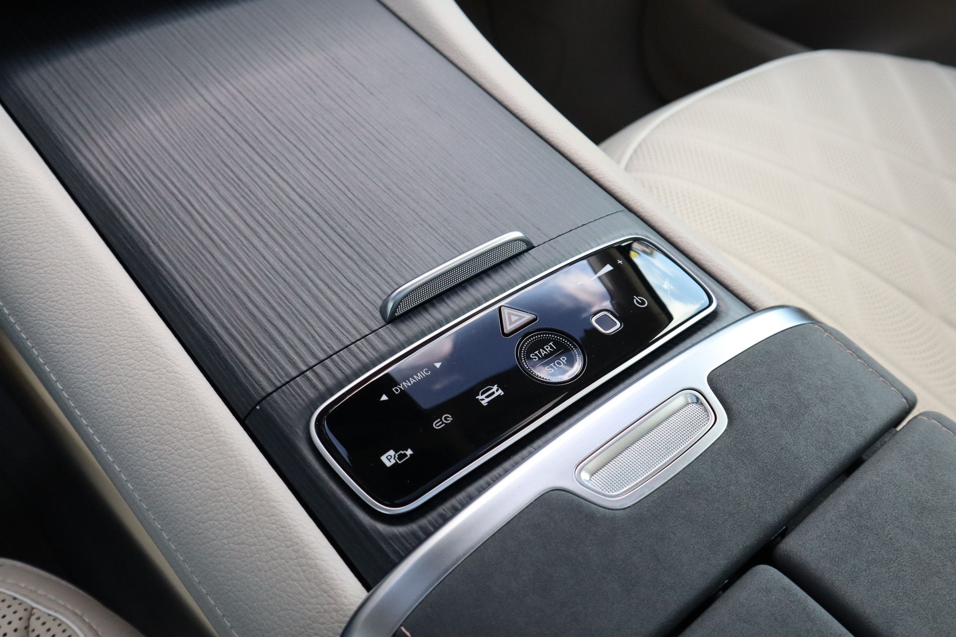 Afbeelding Mercedes-Benz EQS SUV 450 4MATIC | AMG-Line, Massage, Achterasbesturing, Entertainment, Hyperscreen, Zitklima, Stuurverw., Pano, Rij-assistentie Plus pakket, Trekhaak