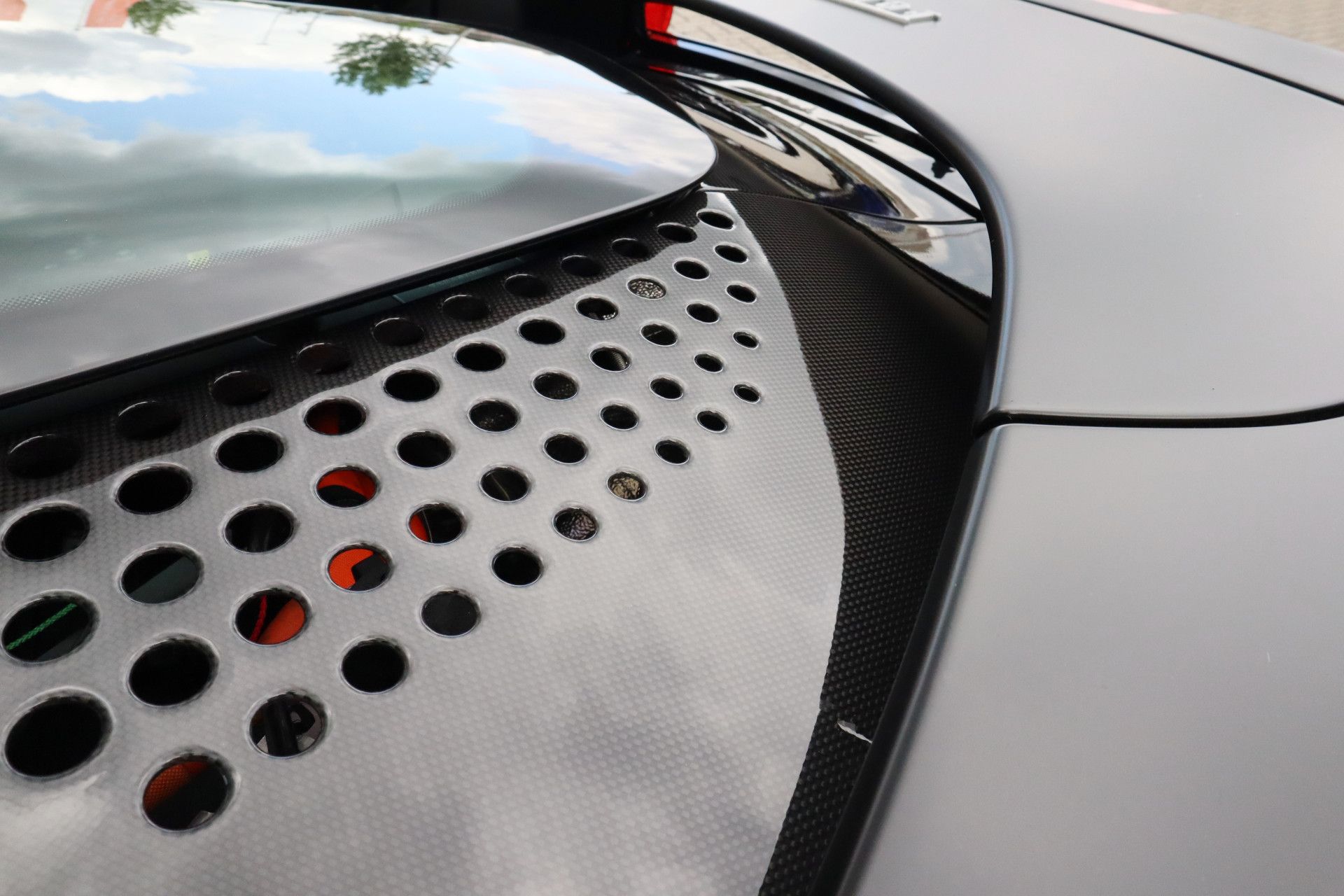 Afbeelding Ferrari SF90 Spider 4.0 V8 | Novitec-uitlaat, Carbon in/ex, Lift, Pass. display, Carbon daytona racestoelen, JBL, Camera, Wrap matzwart