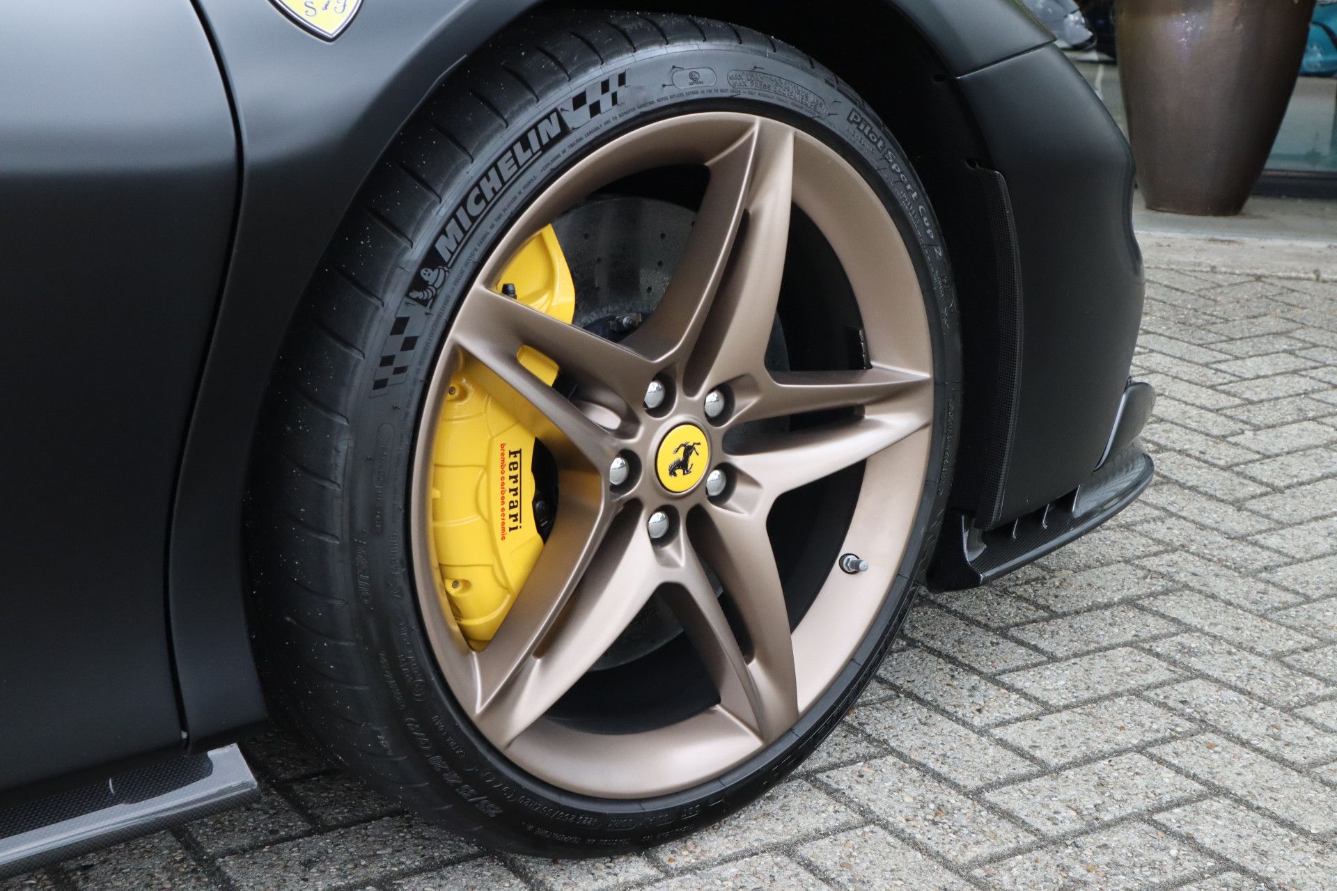 Afbeelding Ferrari SF90 Spider 4.0 V8 | Novitec-uitlaat, Carbon in/ex, Lift, Pass. display, Carbon daytona racestoelen, JBL, Camera, Wrap matzwart