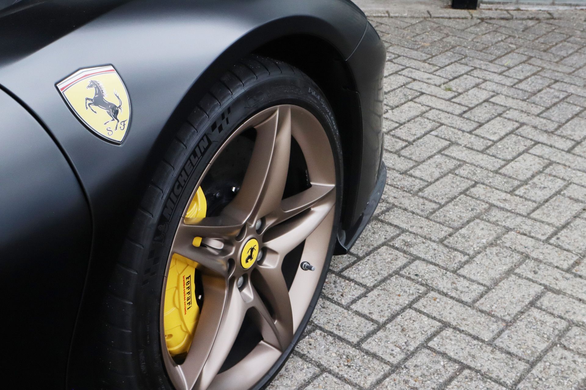 Afbeelding Ferrari SF90 Spider 4.0 V8 | Novitec-uitlaat, Carbon in/ex, Lift, Pass. display, Carbon daytona racestoelen, JBL, Camera, Wrap matzwart