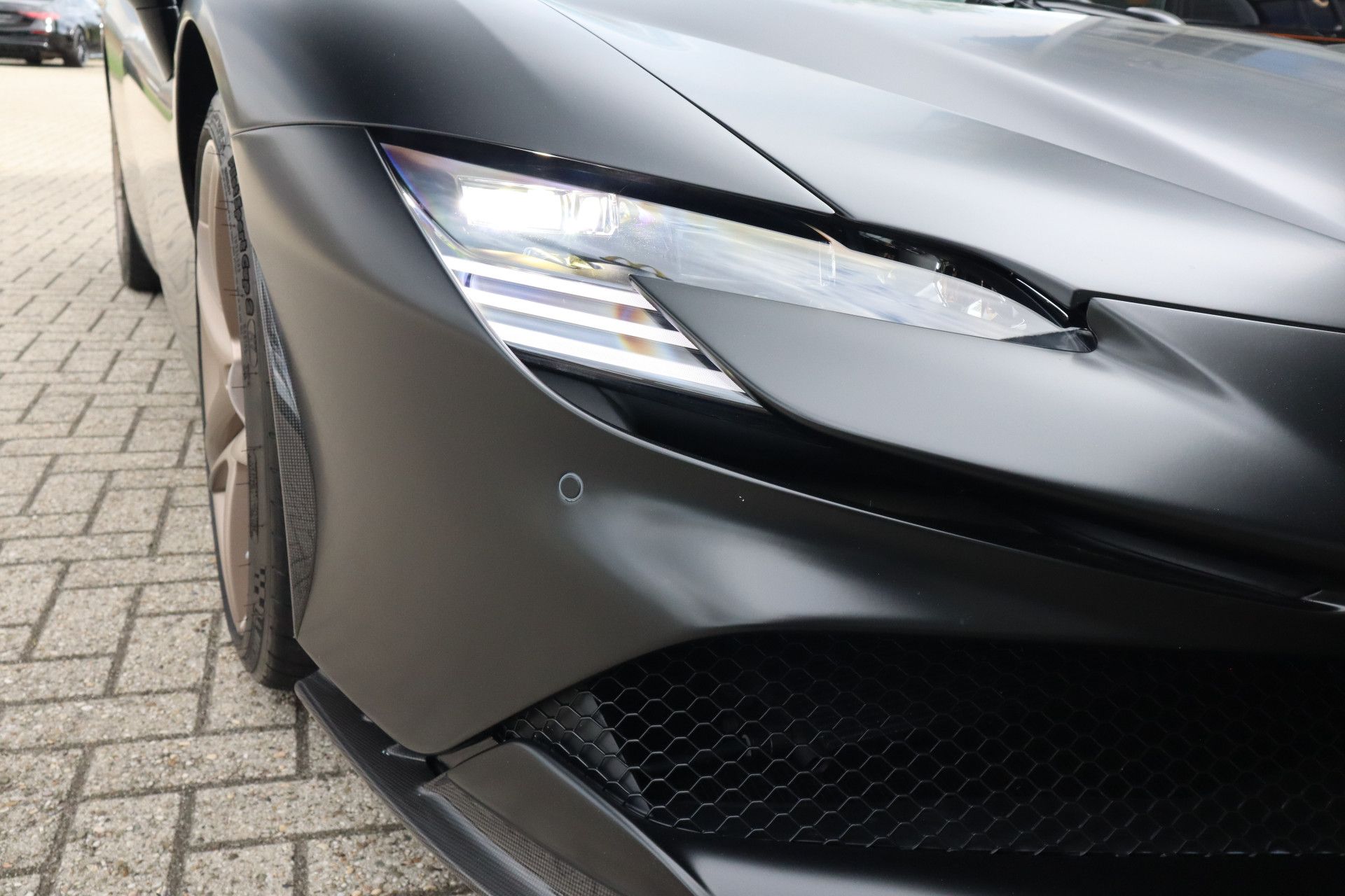 Afbeelding Ferrari SF90 Spider 4.0 V8 | Novitec-uitlaat, Carbon in/ex, Lift, Pass. display, Carbon daytona racestoelen, JBL, Camera, Wrap matzwart